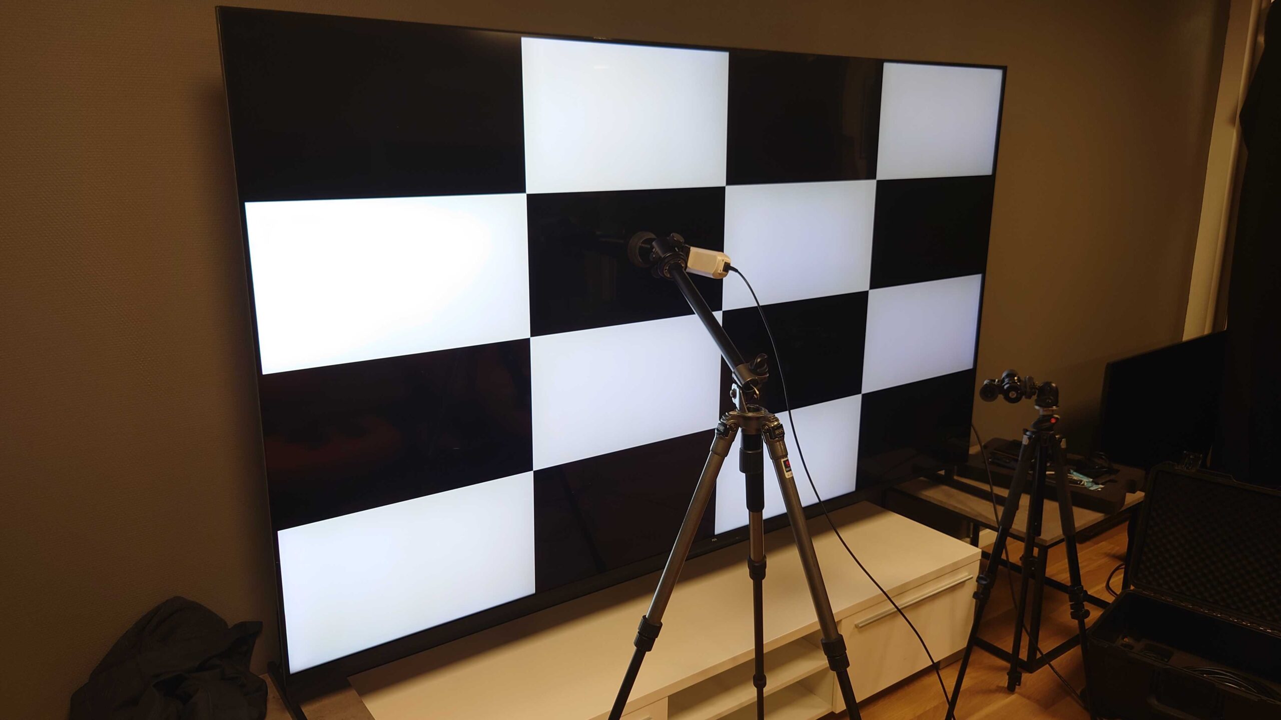 TCL 98C735 3 TCL 98C735 contrast scaled 1