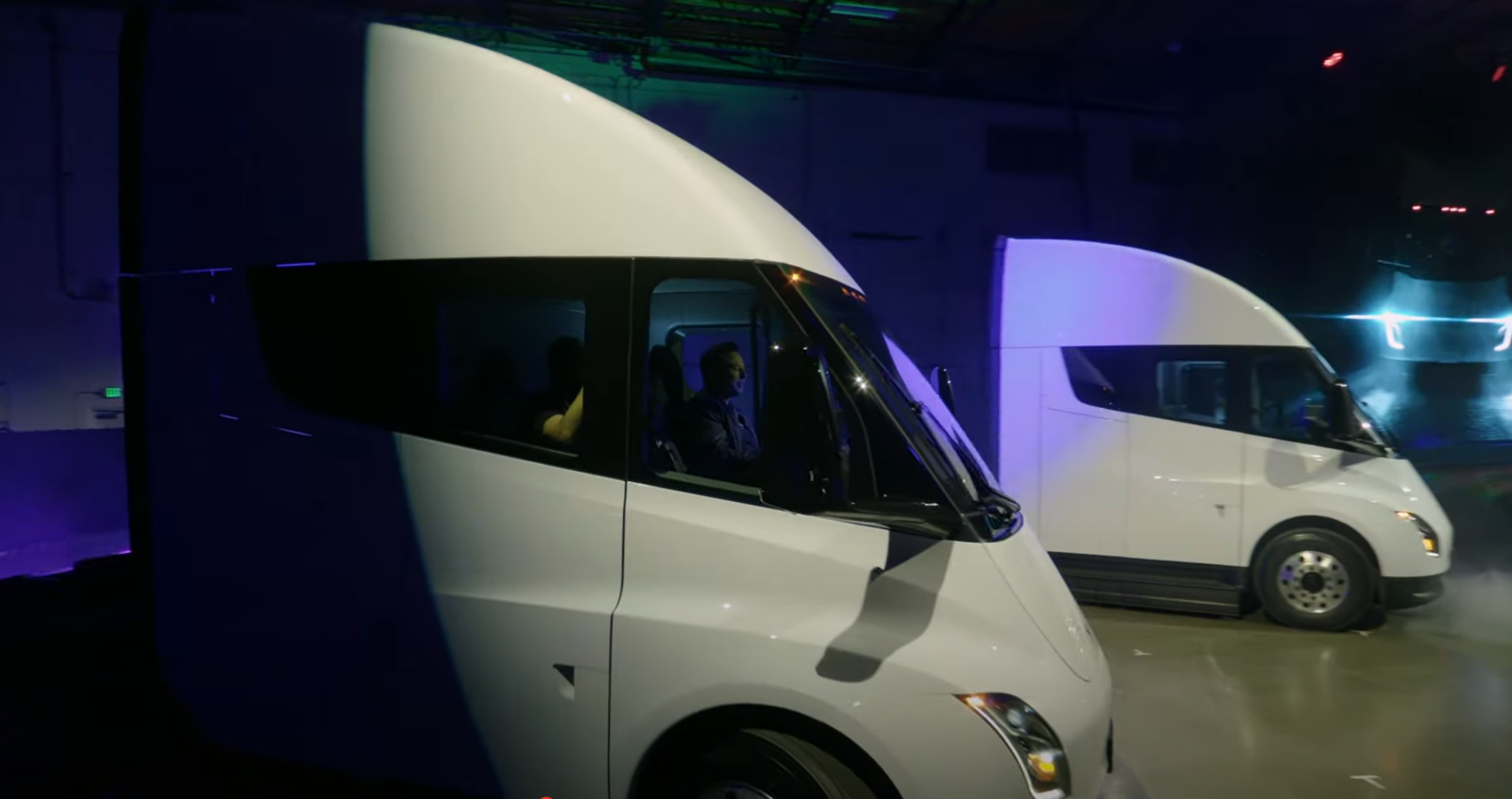 Her bliver de første Tesla Semi-lastbiler udleveret