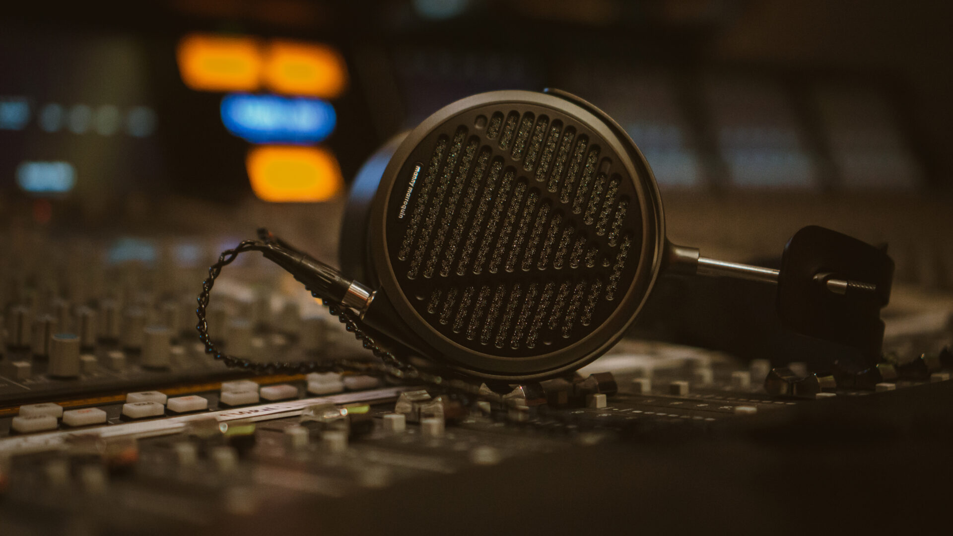 Audeze MM 500 in studio 2 1920x1080 1