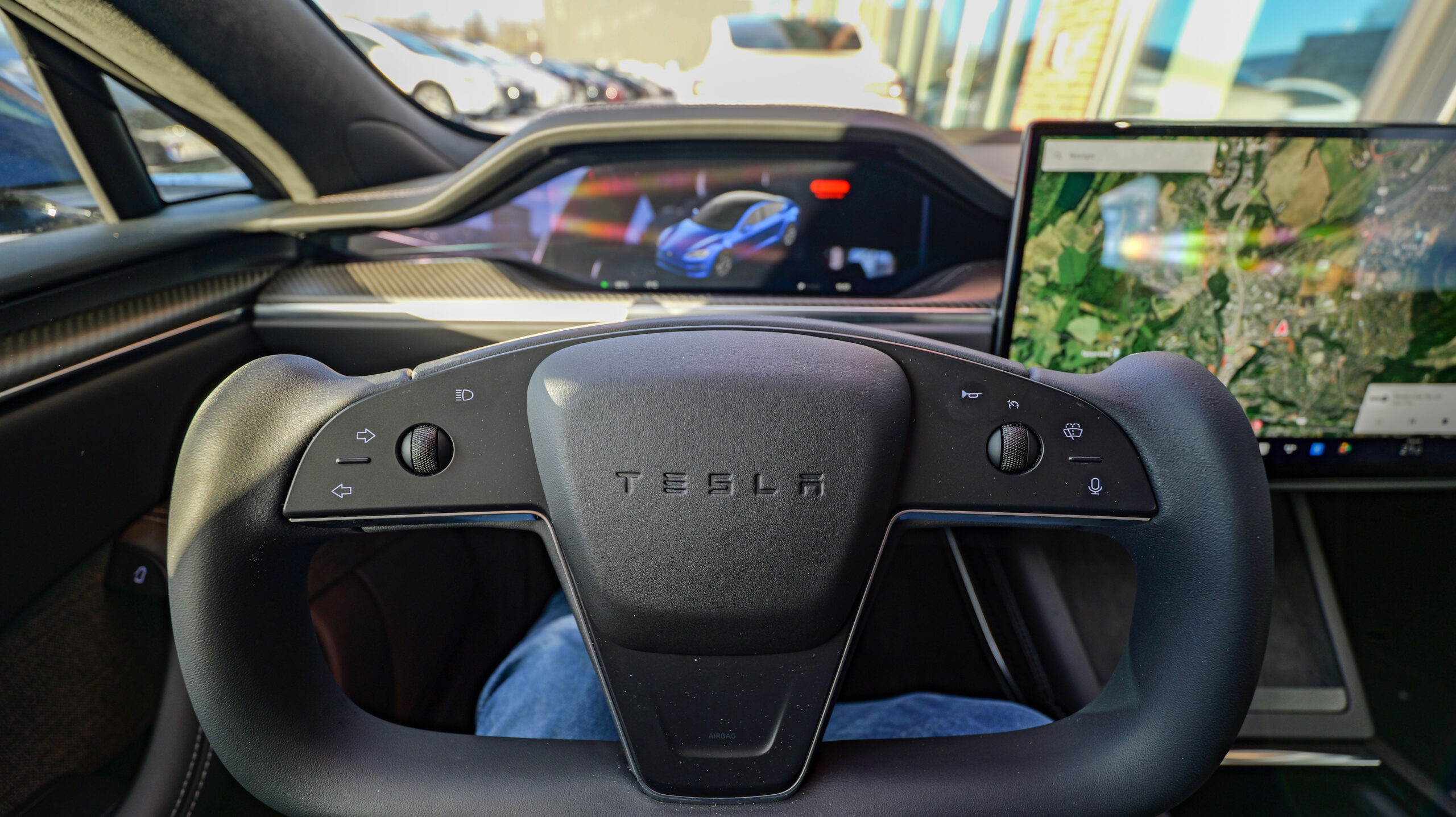Tesla Model S Plaid 2 Tesla Model S Plaid yoke & infotainmen 2