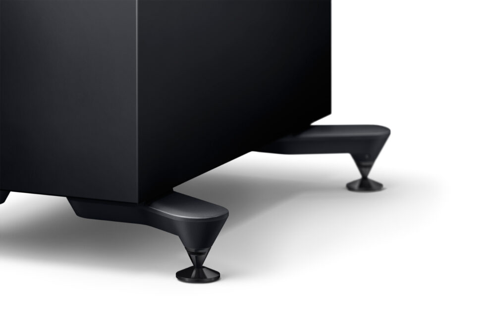 KEF R7 Meta 5 R7 Meta Black Gloss on perspective Front Detail shot on plinth spike