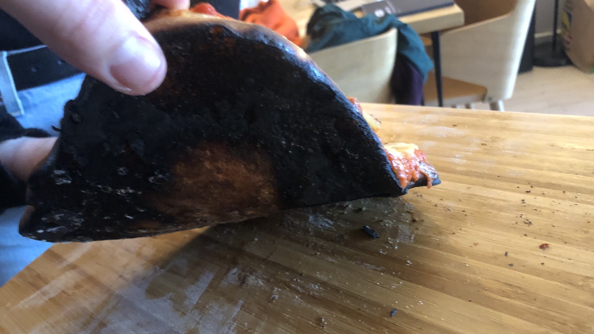 Ooni Volt 12 3 Pizza indendørs