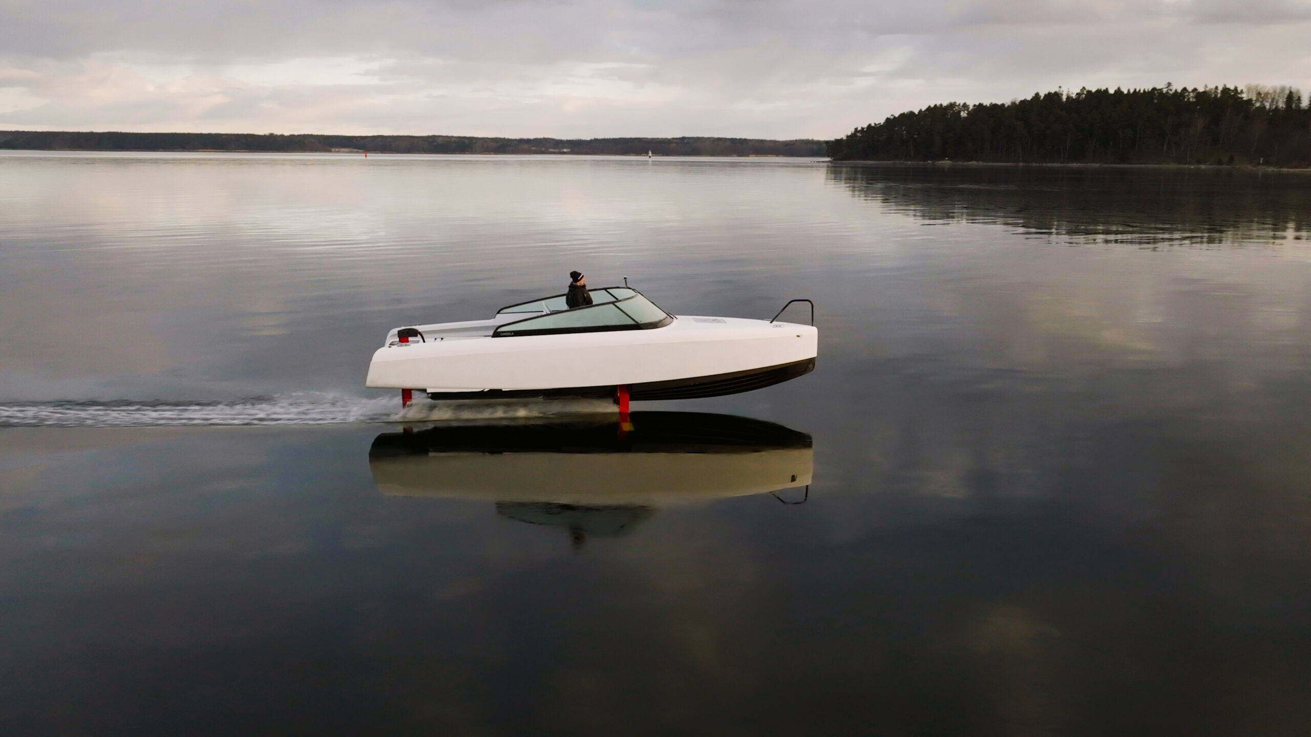 Elbåden Candela C-8 flyver over vandet 1 657300 20220823 Candela electric hydrofoil boat scaled