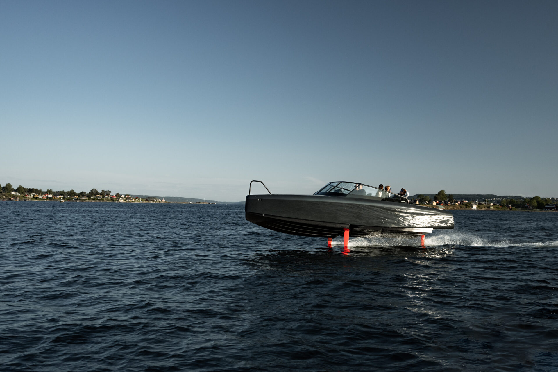 Elbåden Candela C-8 flyver over vandet