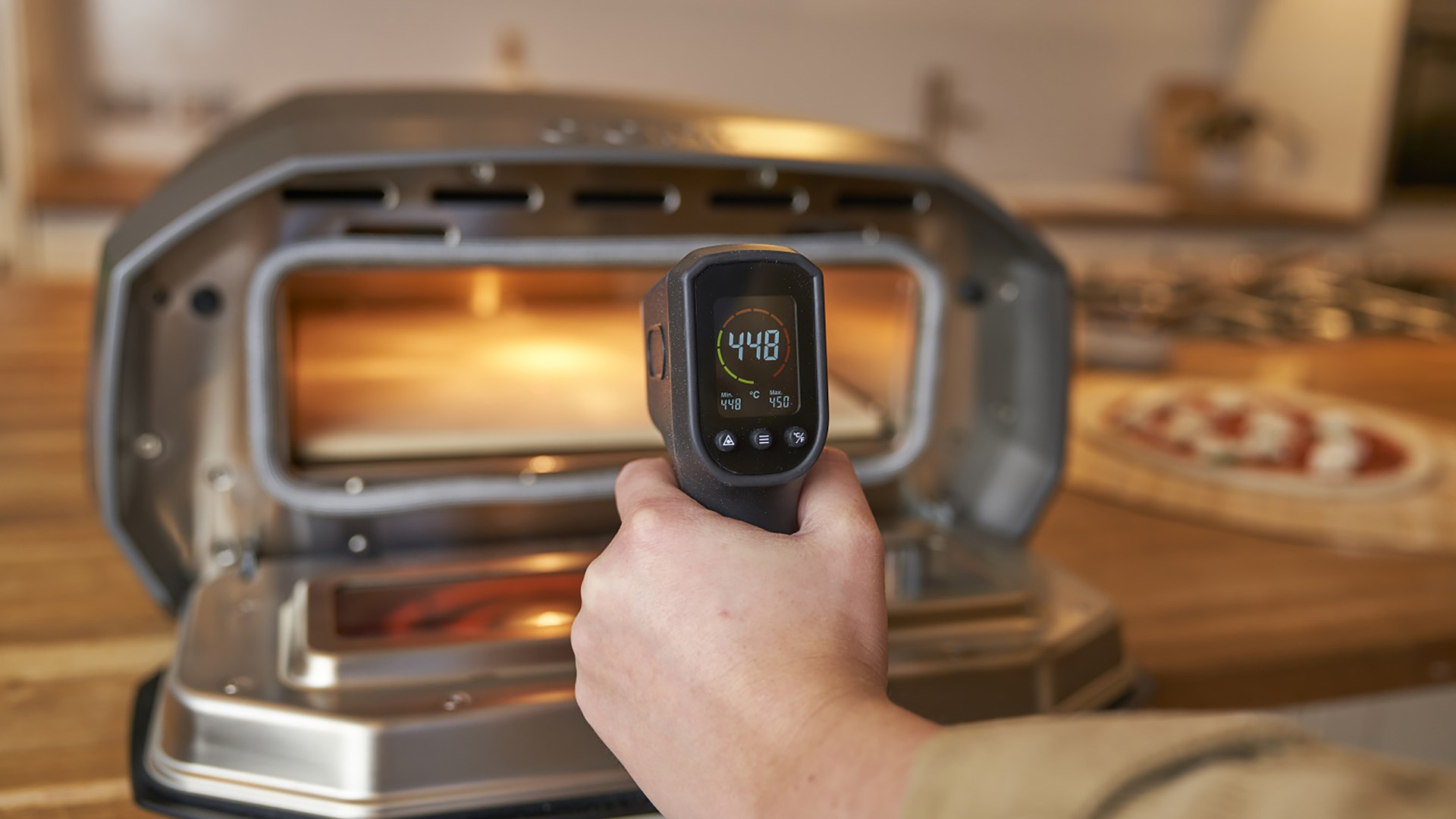 Oonis termometer tager tilfældigheden ud af pizzabagningen