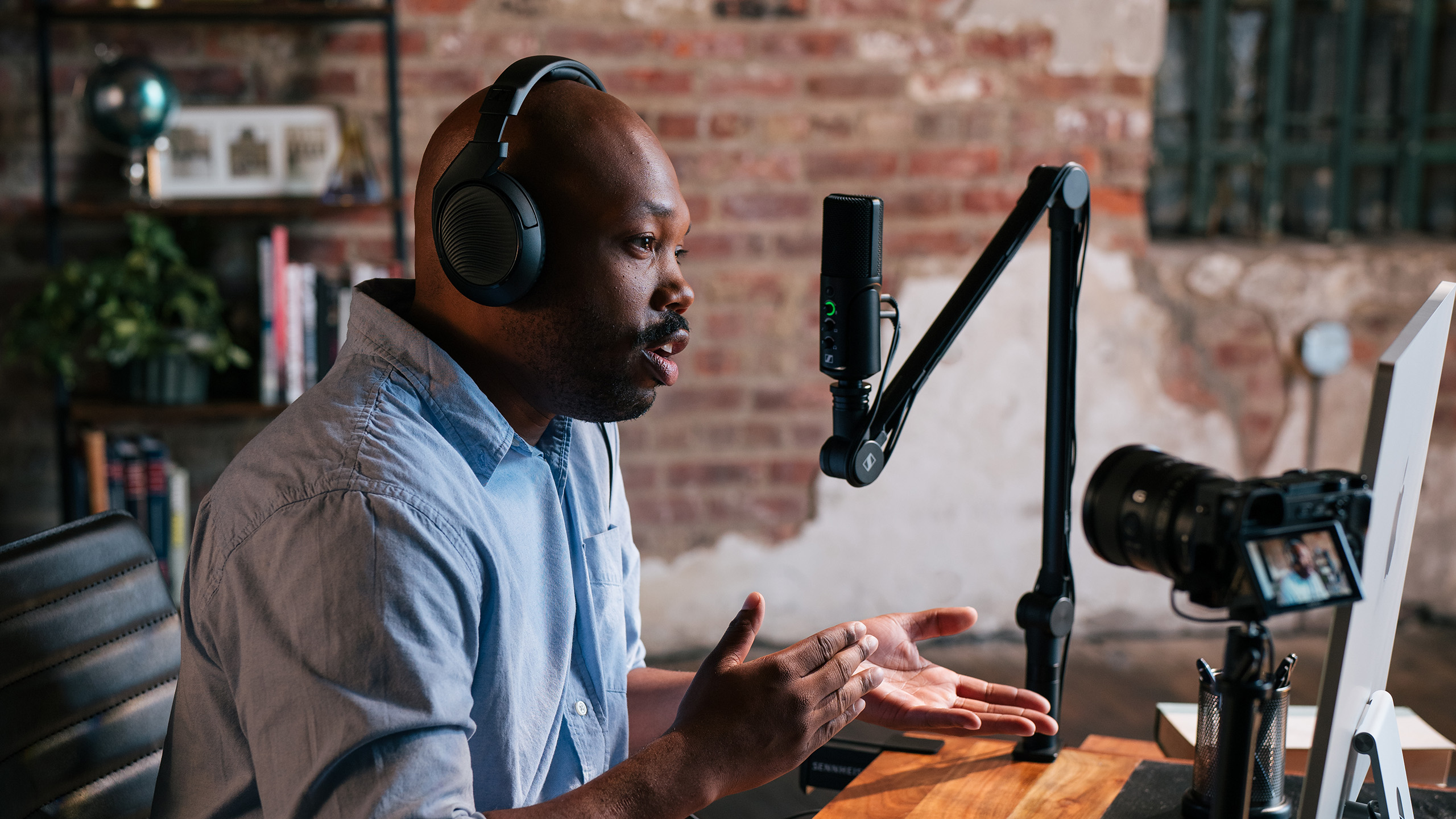9 streaming-mikrofoner 2 Profile USB Microphone Podcaster In Use 04