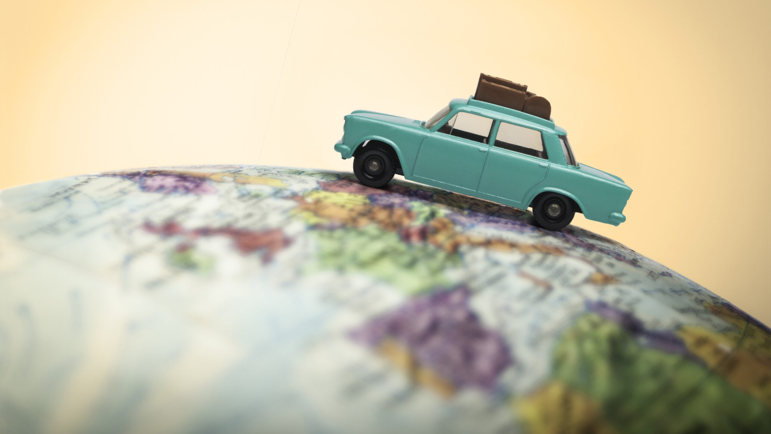 På bilferie med elbil - det skal du være opmærksom på 9 car on globe iStock scaled 1
