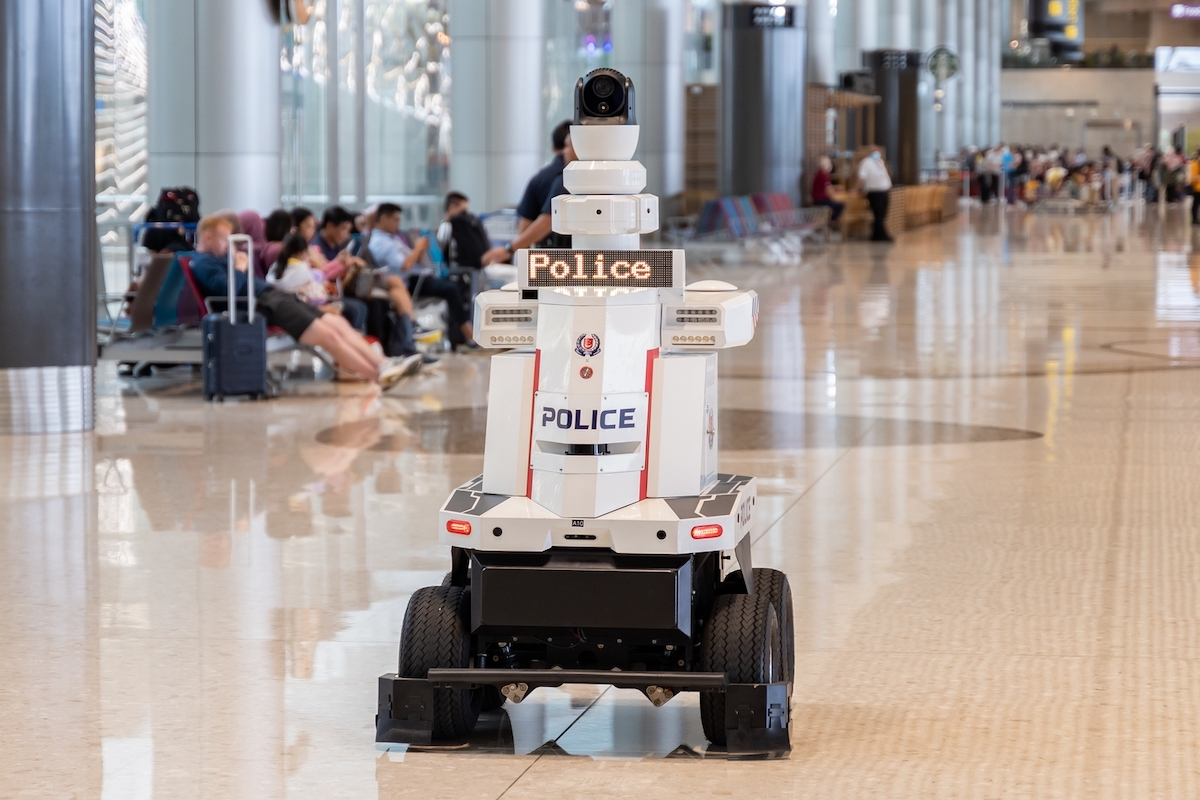 Politirobotter patruljerer i Singapores lufthavn