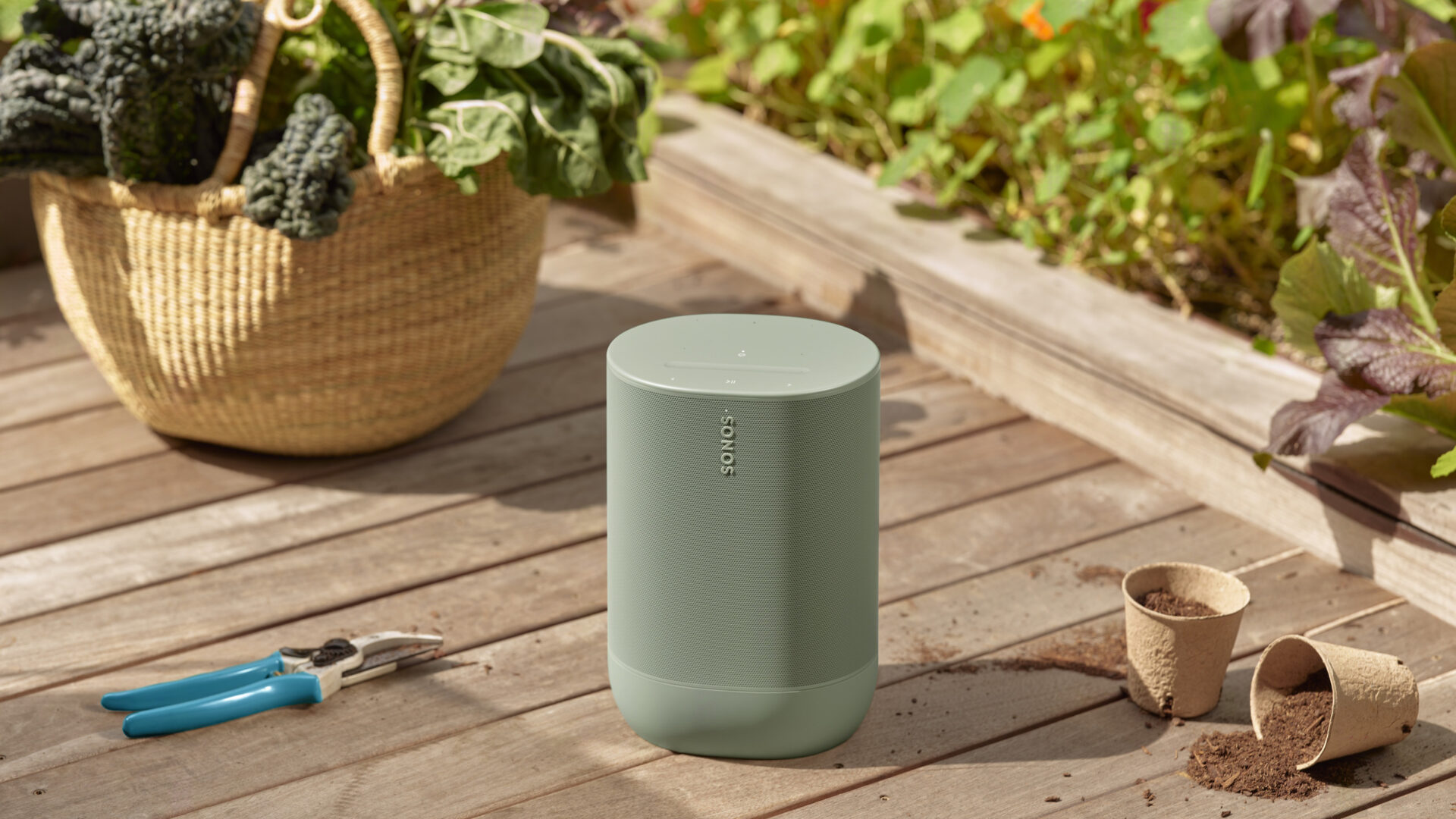 Move2 GARDENING SCENE top