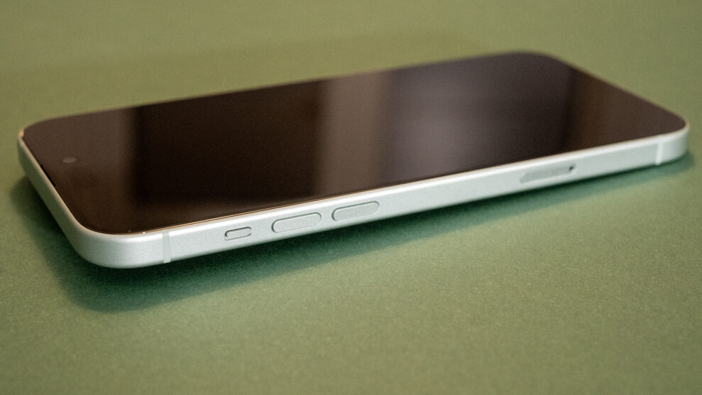Apple iPhone 15 Plus 4 Apple iPhone 15 Plus buttons