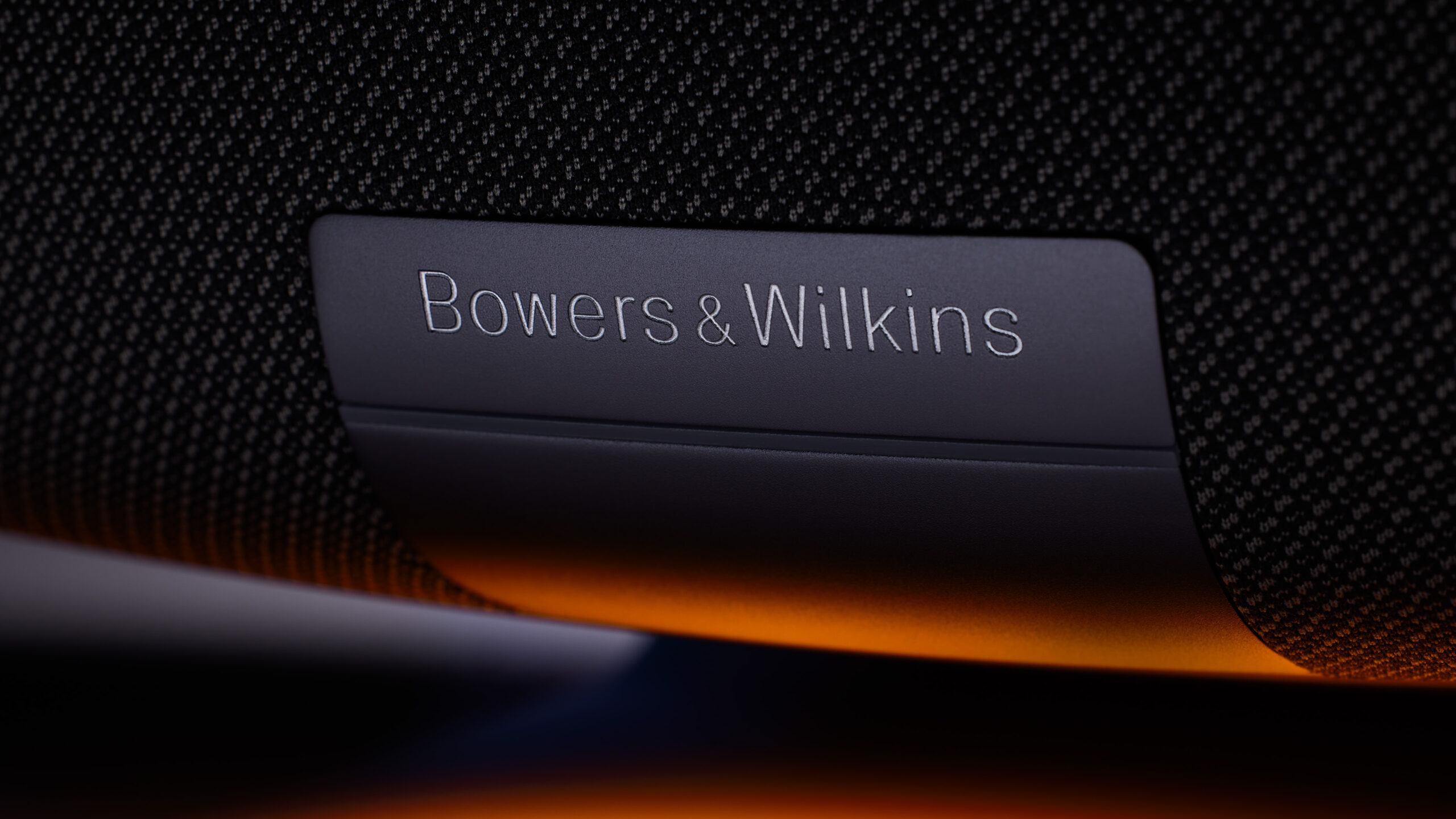 B&W Zeppelin McLaren Edition er for lækker 1 B&W – Zeppelin McLaren Edition Logo Panel Detail Beauty