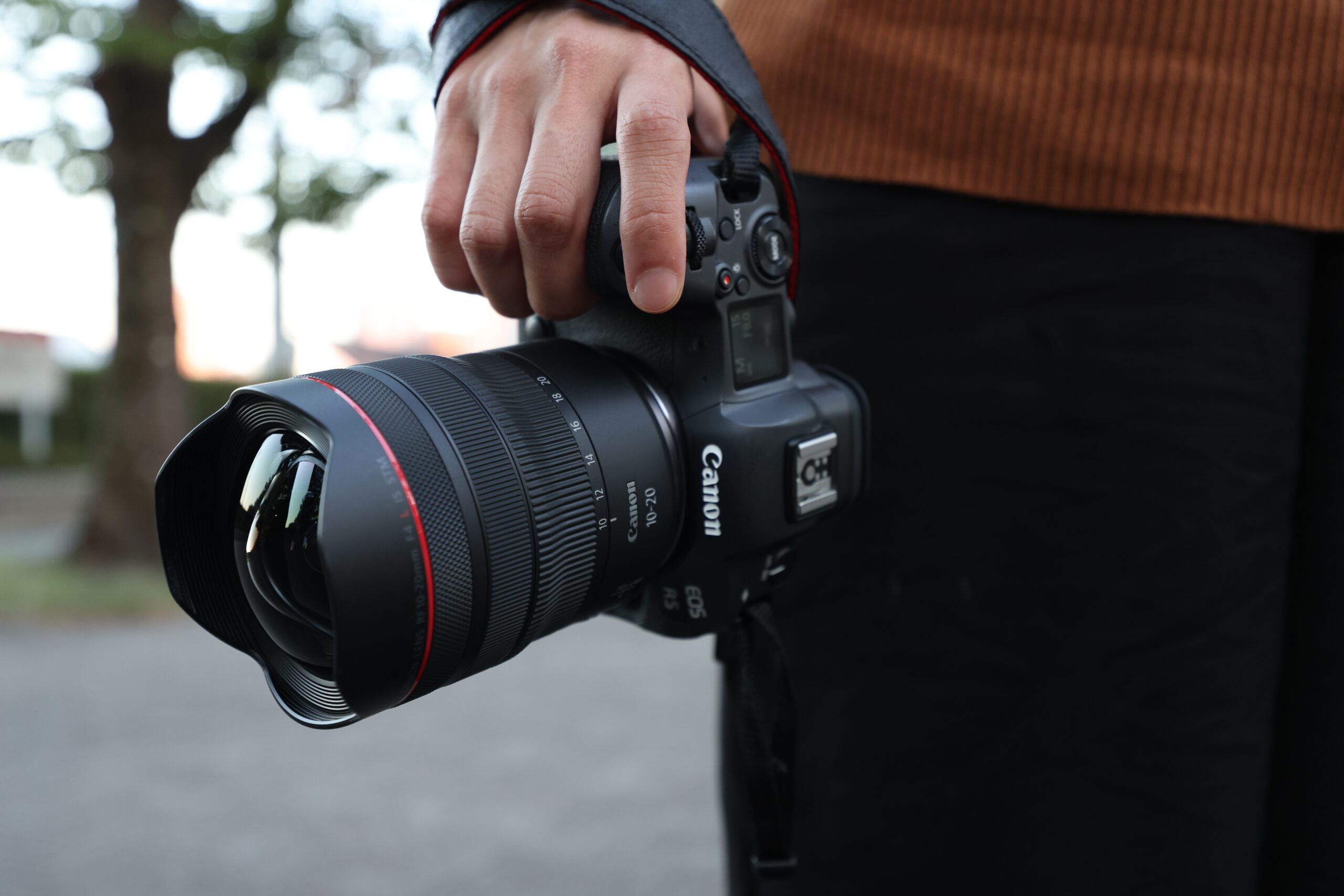 Canon RF 10-20mm F4L IS STM vidvinkelzoom 1 RF 10 20mm F4 L IS STM Lifestyle R5B 02961 scaled