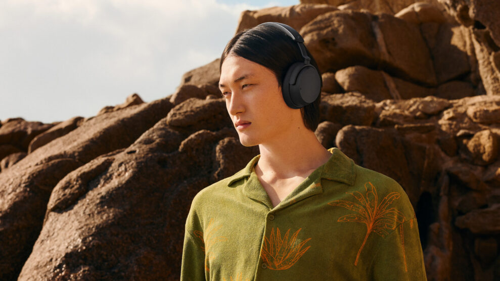 Sennheiser ACCENTUM_Wireless_Black_Male_Lifestyle_Image_Outdoor2