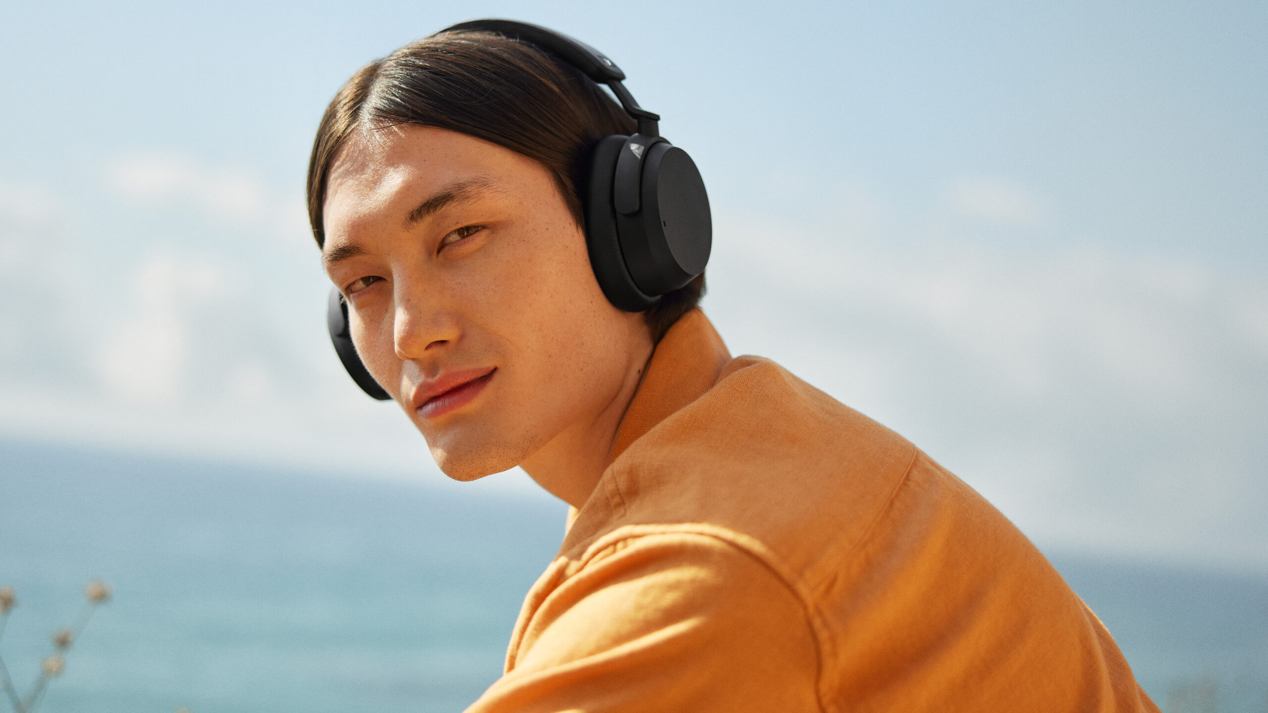 Sennheiser Accentum Wireless 4 Sennheiser ACCENTUM_Wireless_Black_Male_Lifestyle_Image_Outdoor_Beach