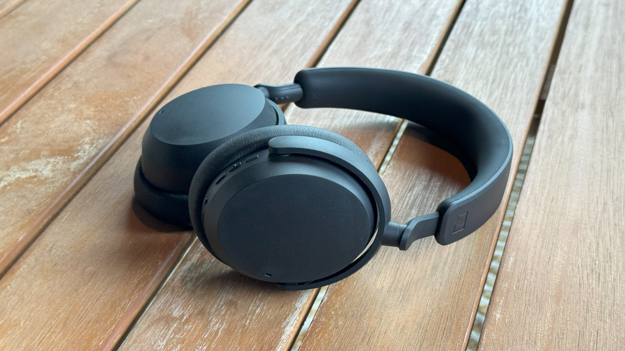 Sennheiser Accentum Wireless 3 Sennheiser Accentum on table 2 GeirNordby