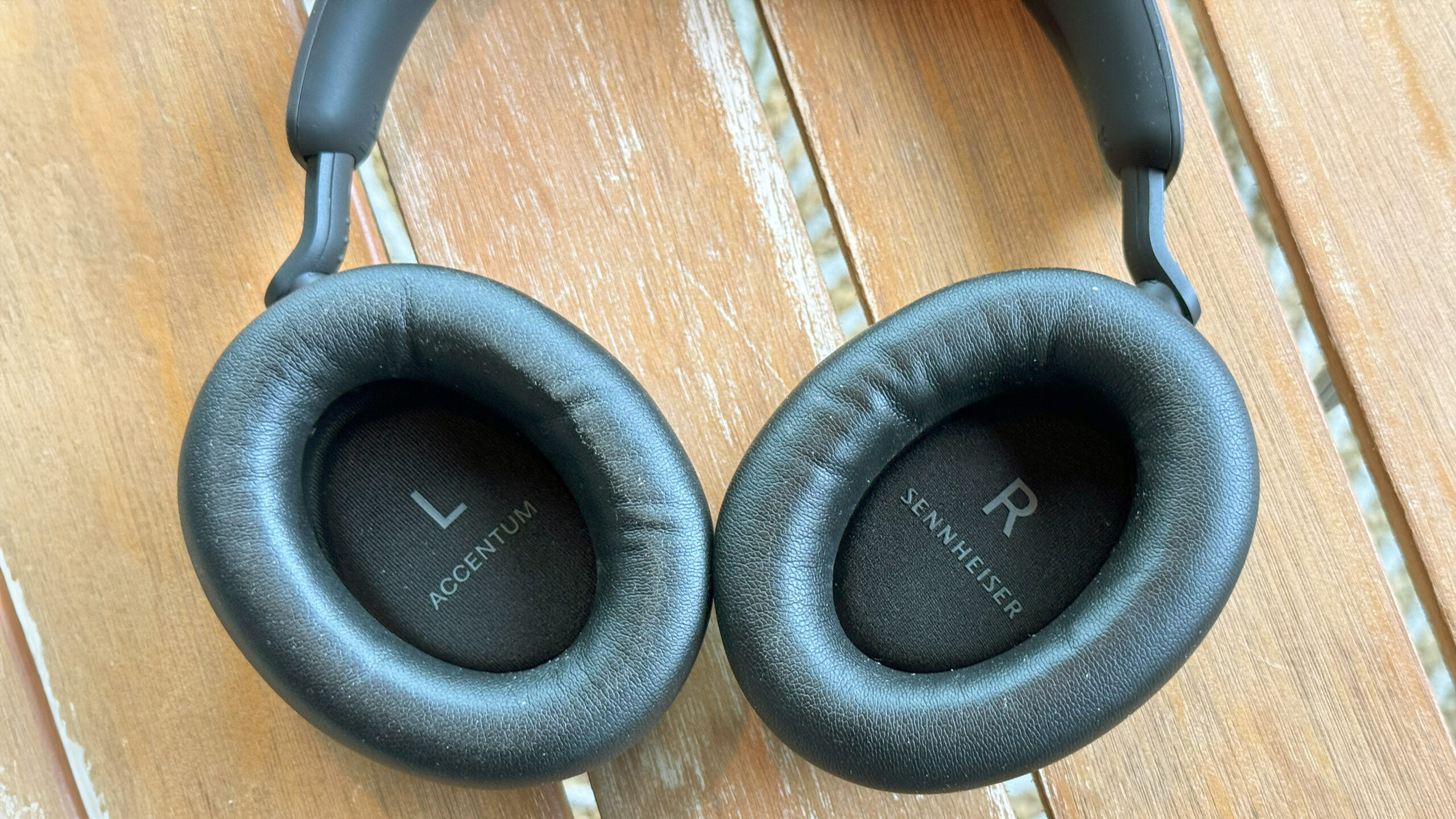 Sennheiser Accentum Wireless 2 Sennheiser Accentum on table GeirNordby