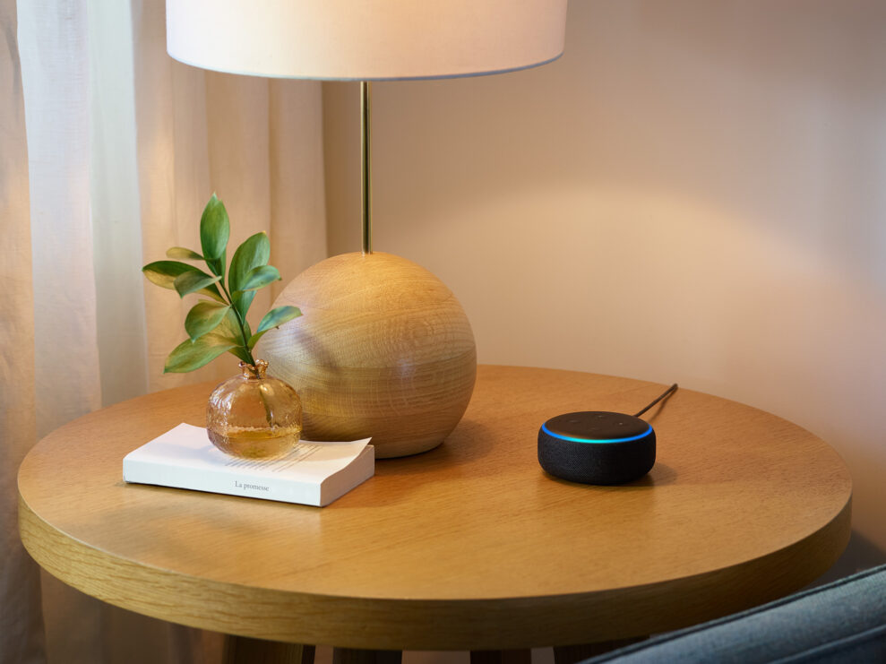 Årets Bedste Smart Home-produkter 2023-2024 3 echo dot charcoal side table