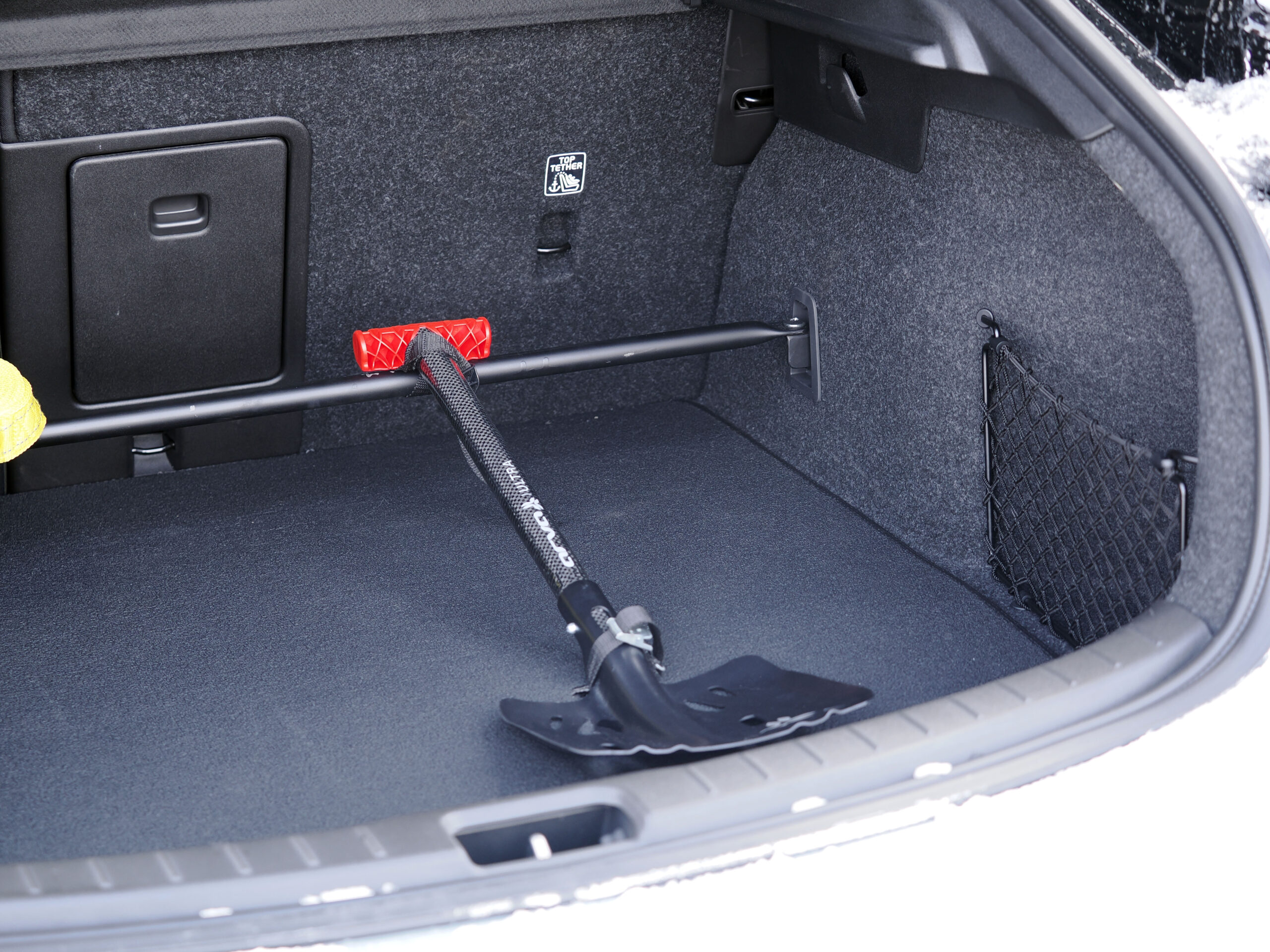 Elbil-tricks til vintervejret 3 Polestar 2 Arctic Circle carbon fibre showel scaled