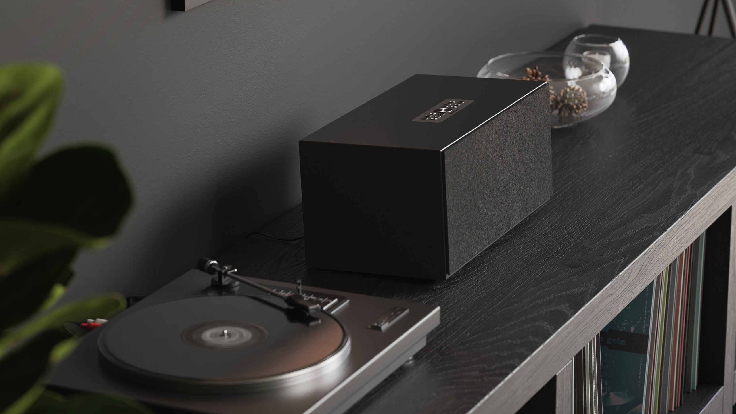 CES 2024: Audio Pro C20 er en trådløs højttaler til TV og musik 1 Audio Pro C20 black with turntable