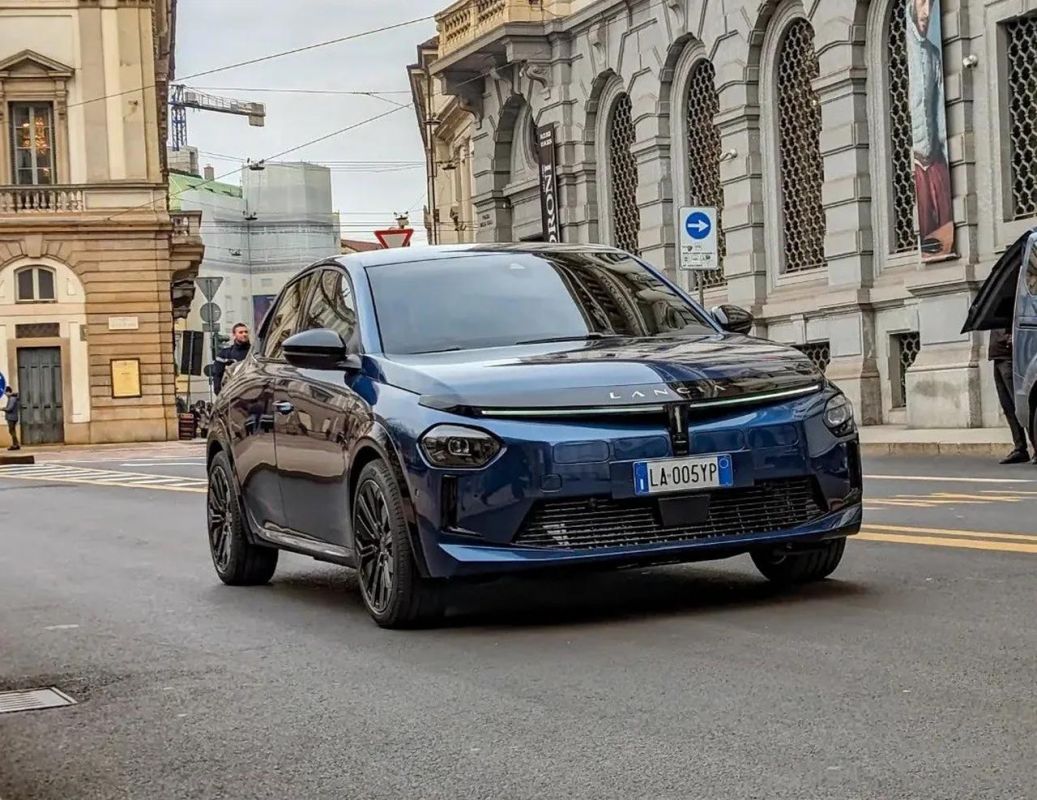 Lancia Ypsilon 2025 luftet i Milano