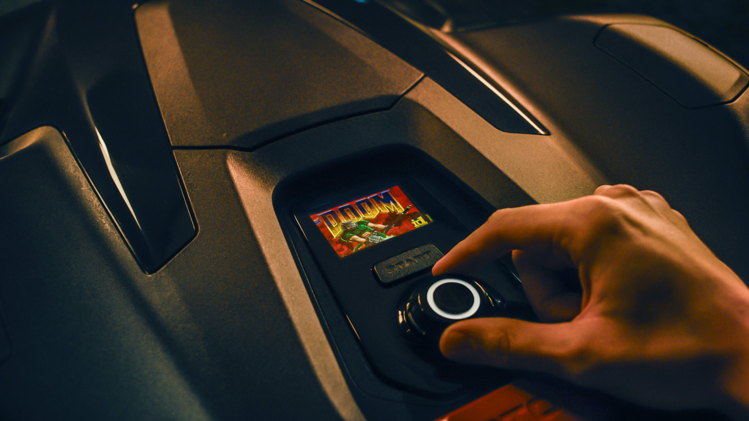 Spilklassikeren Doom kommer til Husqvarnas robotplæneklippere 1 Husqvarna_DOOM_Display