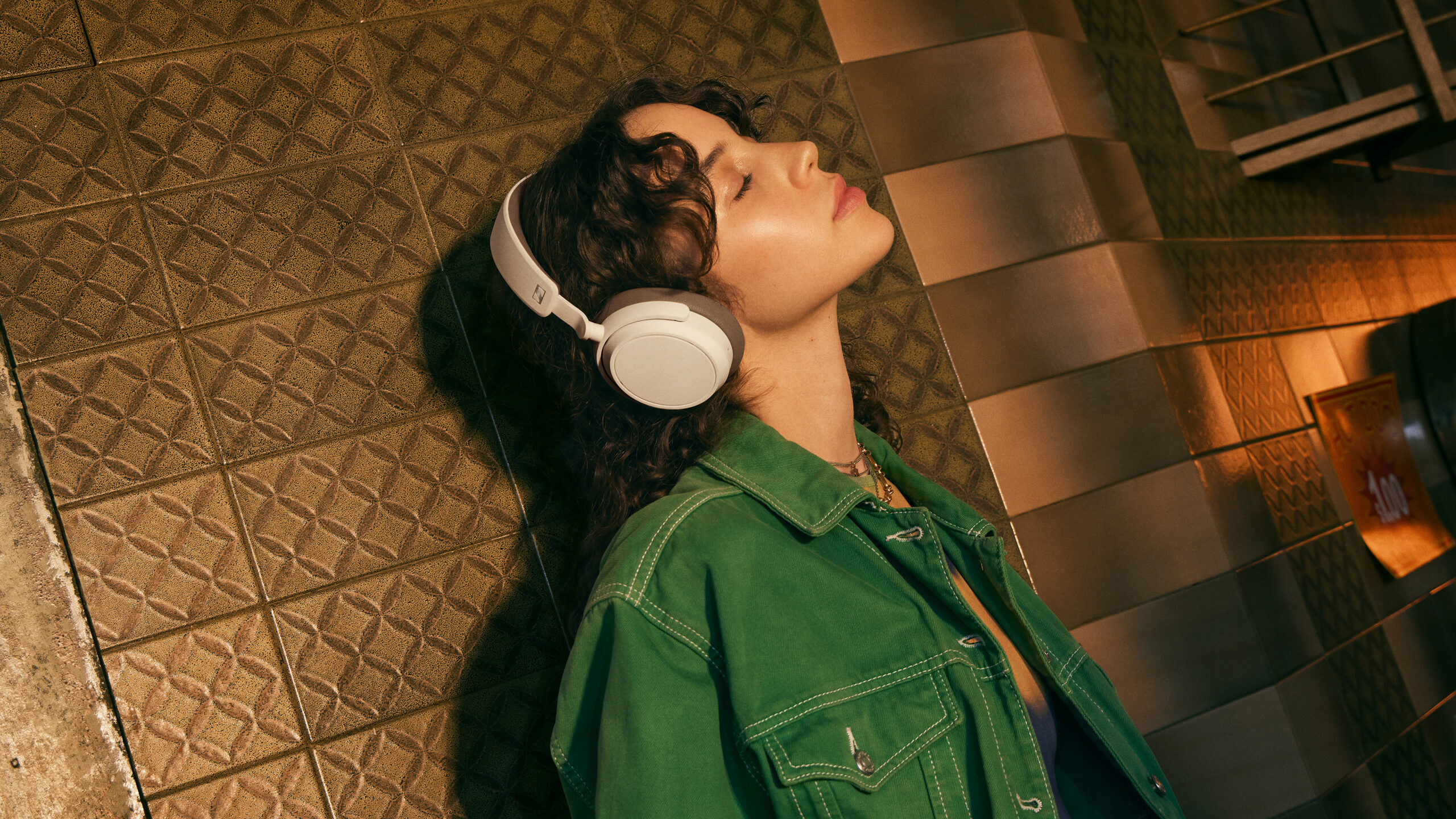 Sennheiser Accentum Plus: Bedre lyd for pengene? 3 Senheiser_ACCENTUM_Plus_White_Lifestyle_Female2