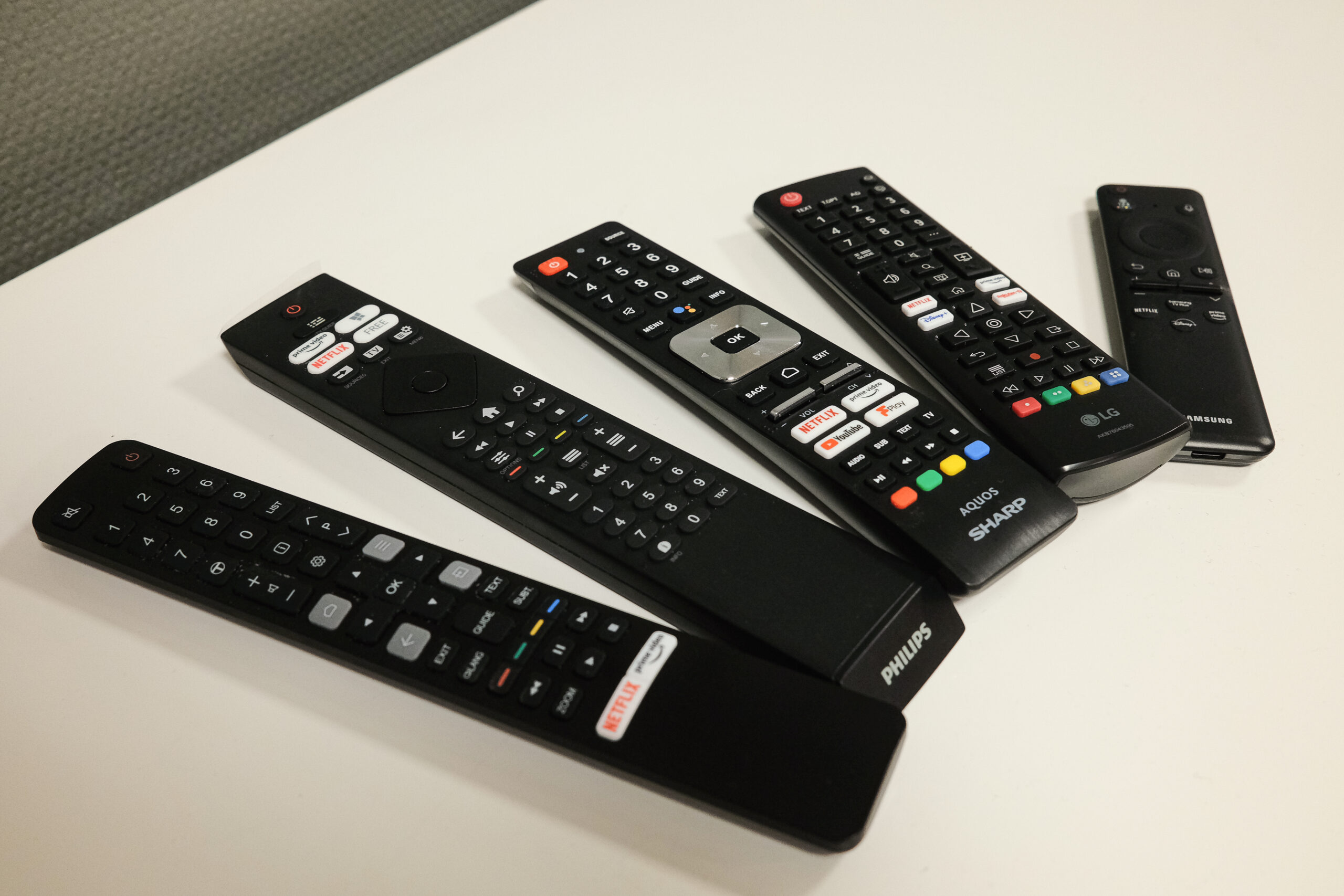 55" LCD TV’er i budgetklassen 2 Gruppe Fjernkontrollere scaled