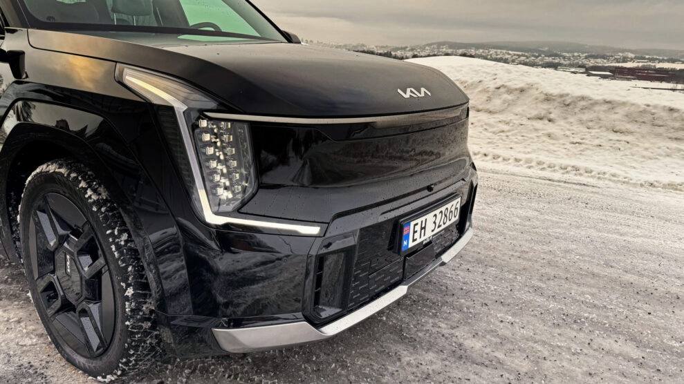 Kia EV9 grille scaled 1