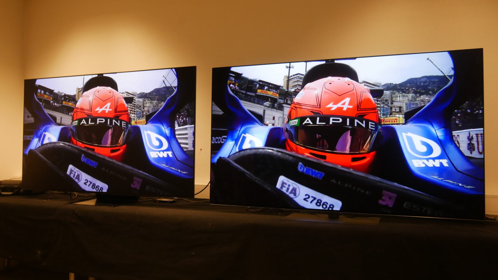 Samsung S95D vs LG OLED G4 2 scaled 1