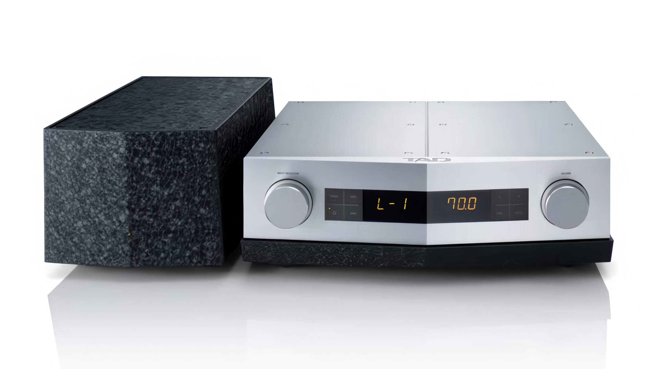 TAD-C700: Referenceforforstærker sigter efter perfektion 4 TAD-Labs-TAD-C700-with PSU-resized-text-shapes-3840w