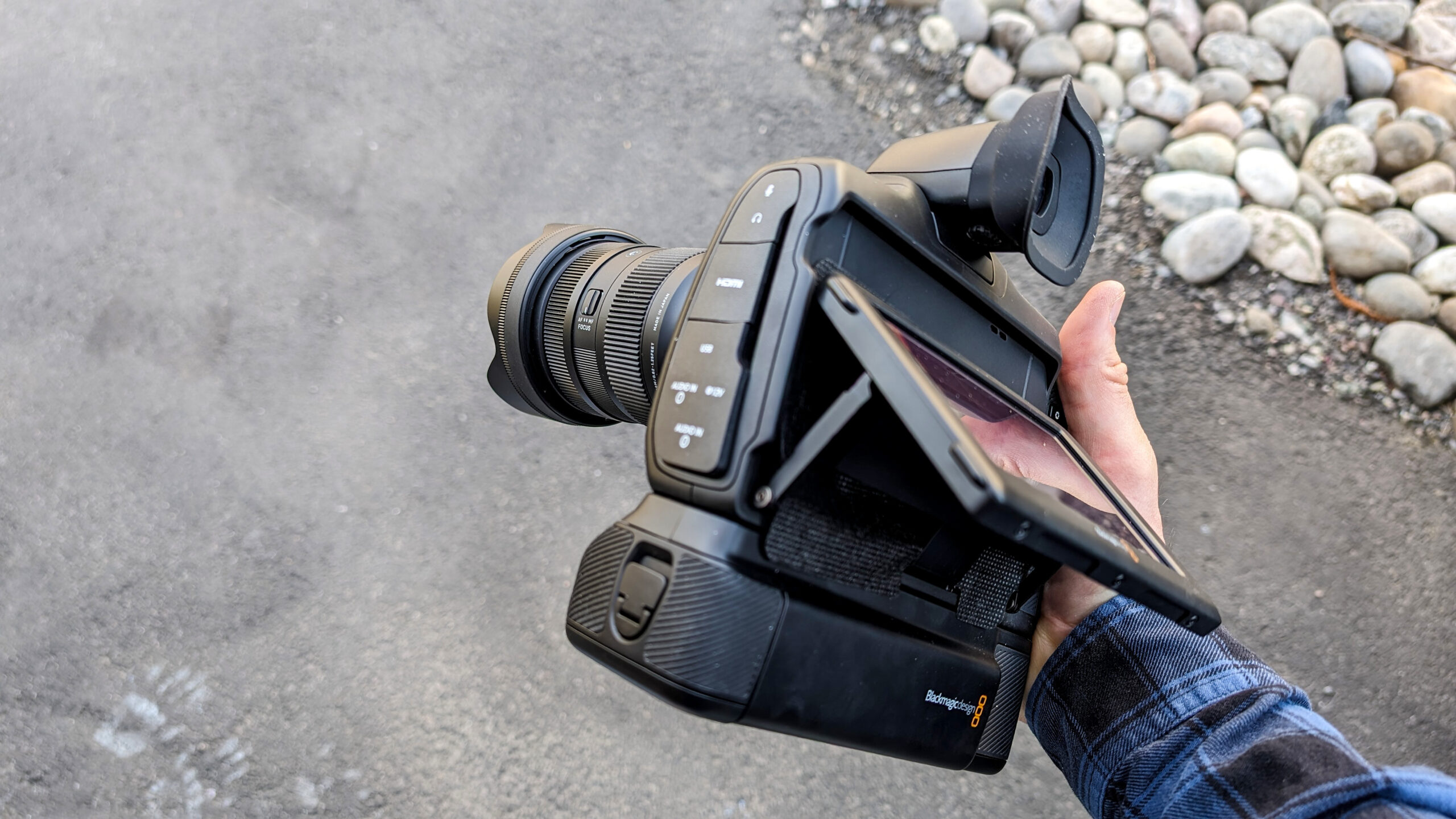 Blackmagic Design Cinema Camera 6K 1 Blackmagic CC6K handheld