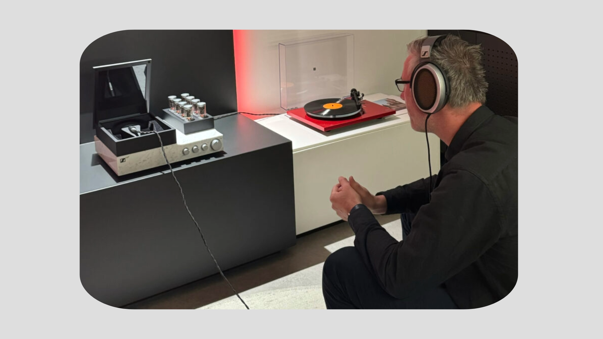 Geir testlytter til Sennheiser HE 1