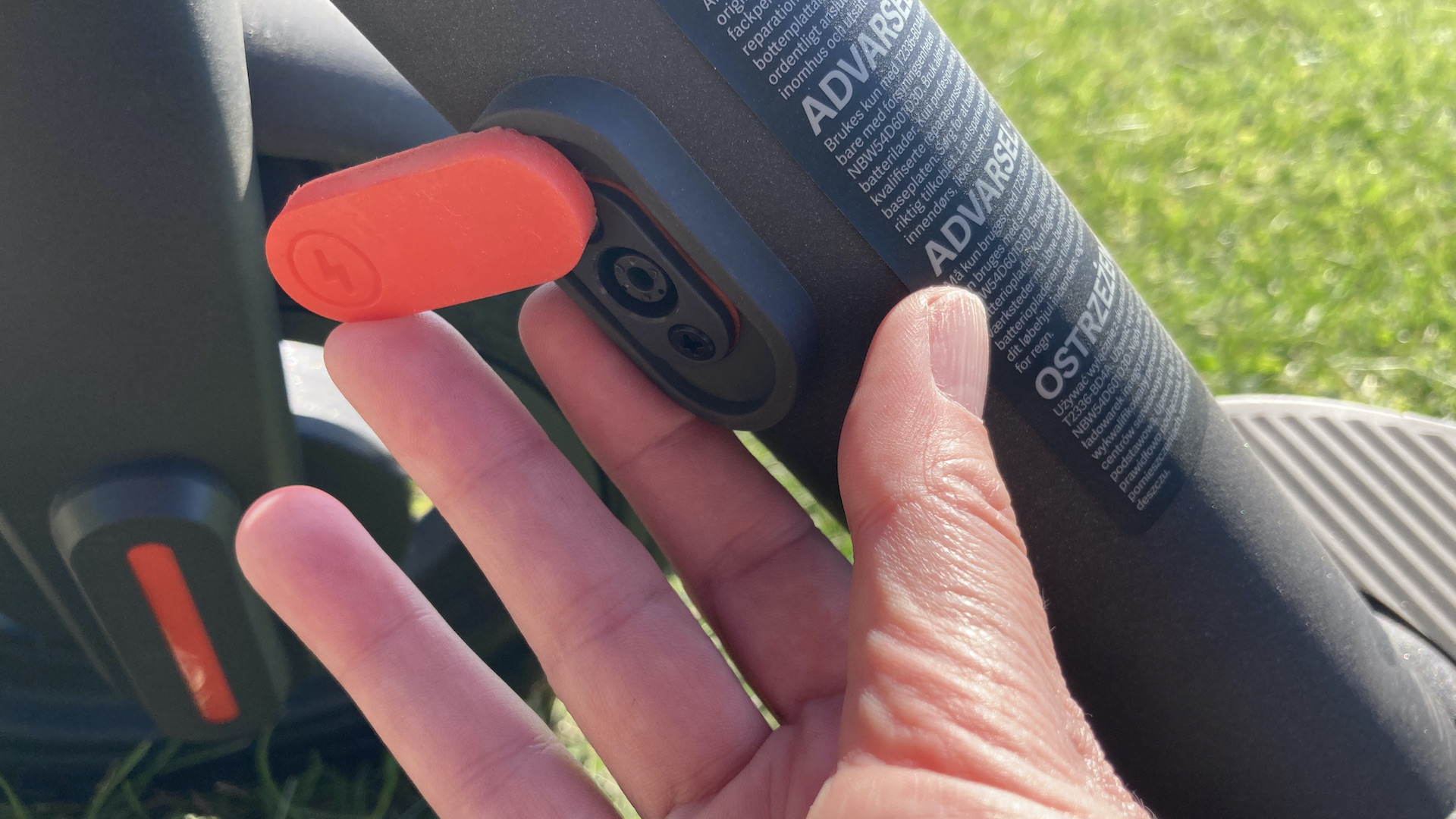 Xiaomi Electric Scooter 4 Pro, 2. Gen 6 Xiaomi ladeport detalje