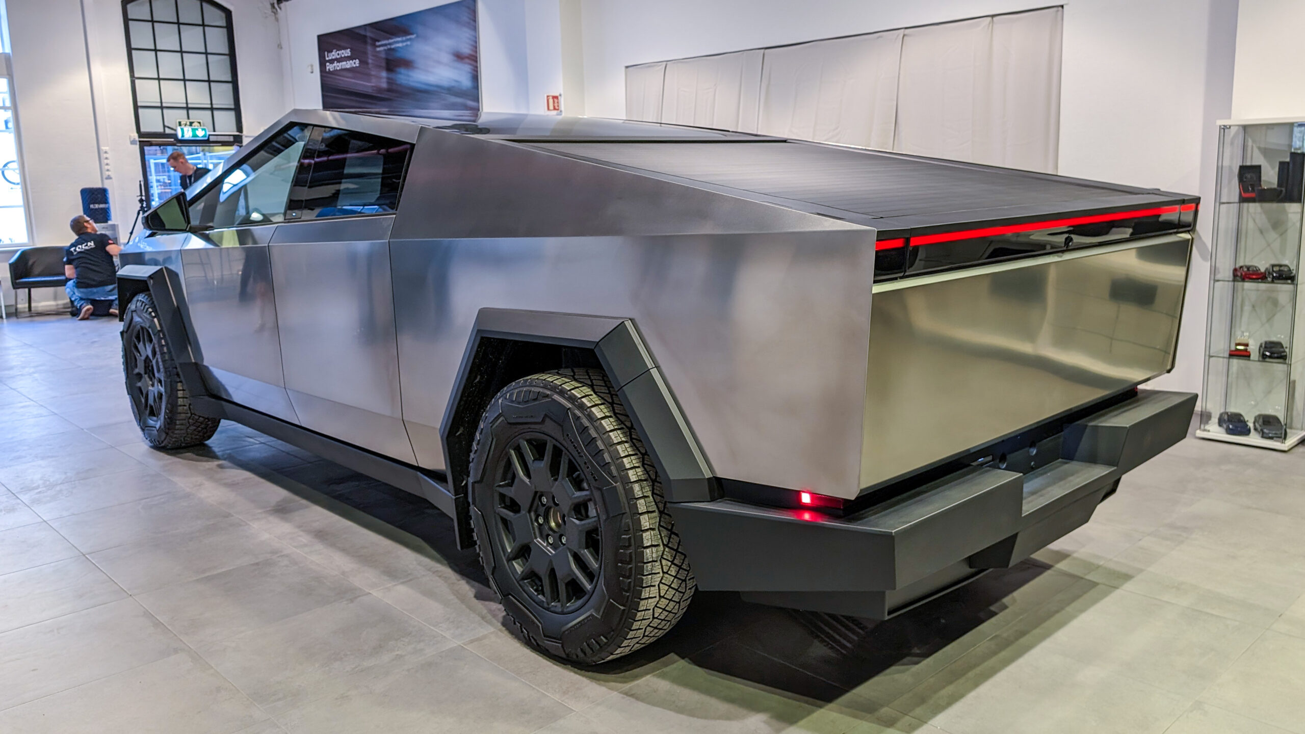Cybertruck på Europa-turné - men bliver den nogensinde lovlig her? 1 cybertruck rear