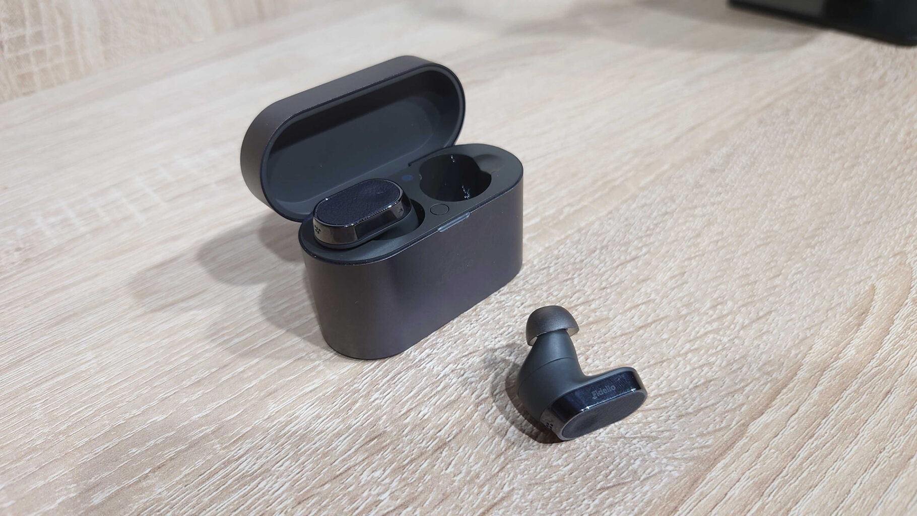 Philips Fidelio T2 2 a black earbuds in a case Philips Fidelio T2