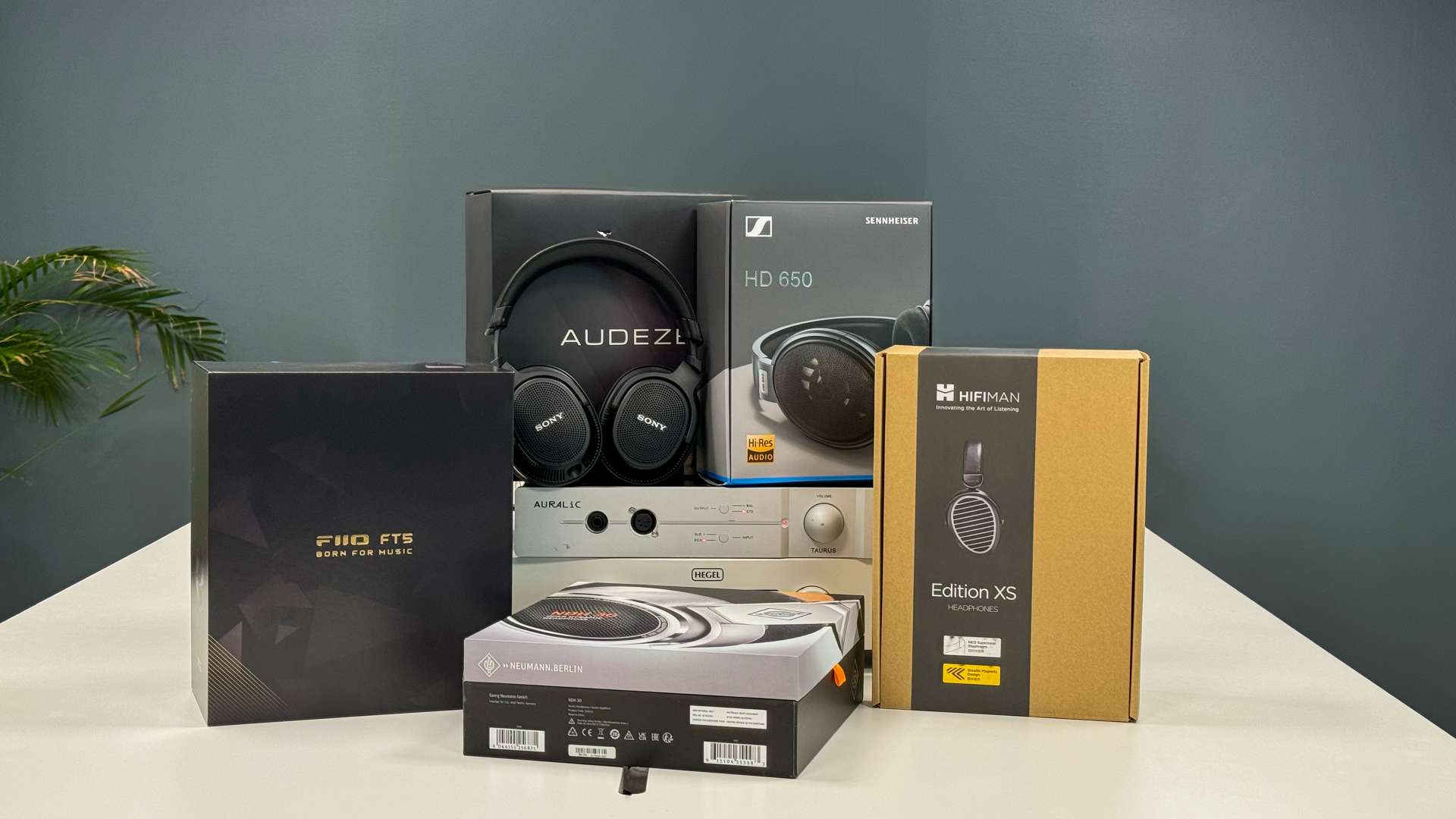 6 førsteklasses hovedtelefoner 1 Six Headphones Boxes GeirNordby