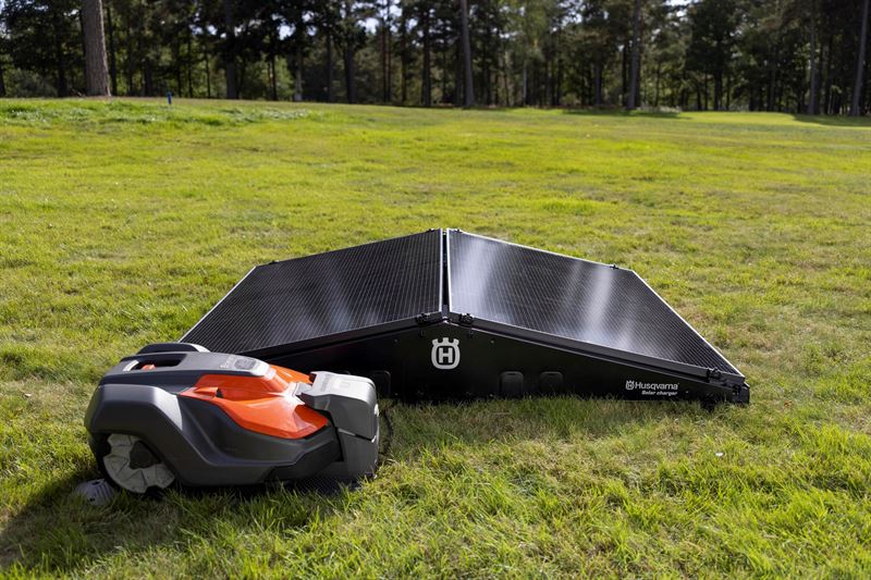 Husqvarnas første solcellelader til robotplæneklippere