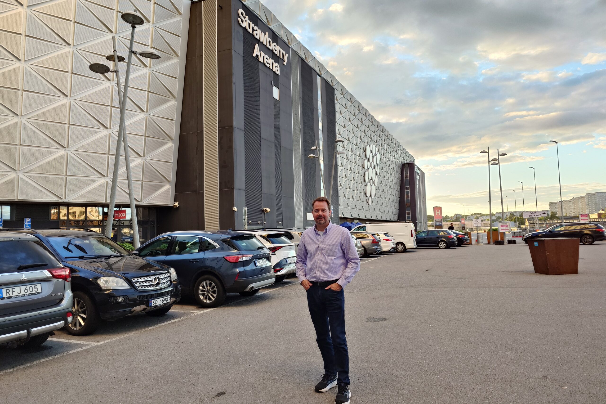 I dag spiller Bruce Springsteen i Stockholm – vi har anmeldt turneen! 1 Lyd & Billedes journalist, udenfor ”Strawberry Arena” (Foto: Lyd & Billede)