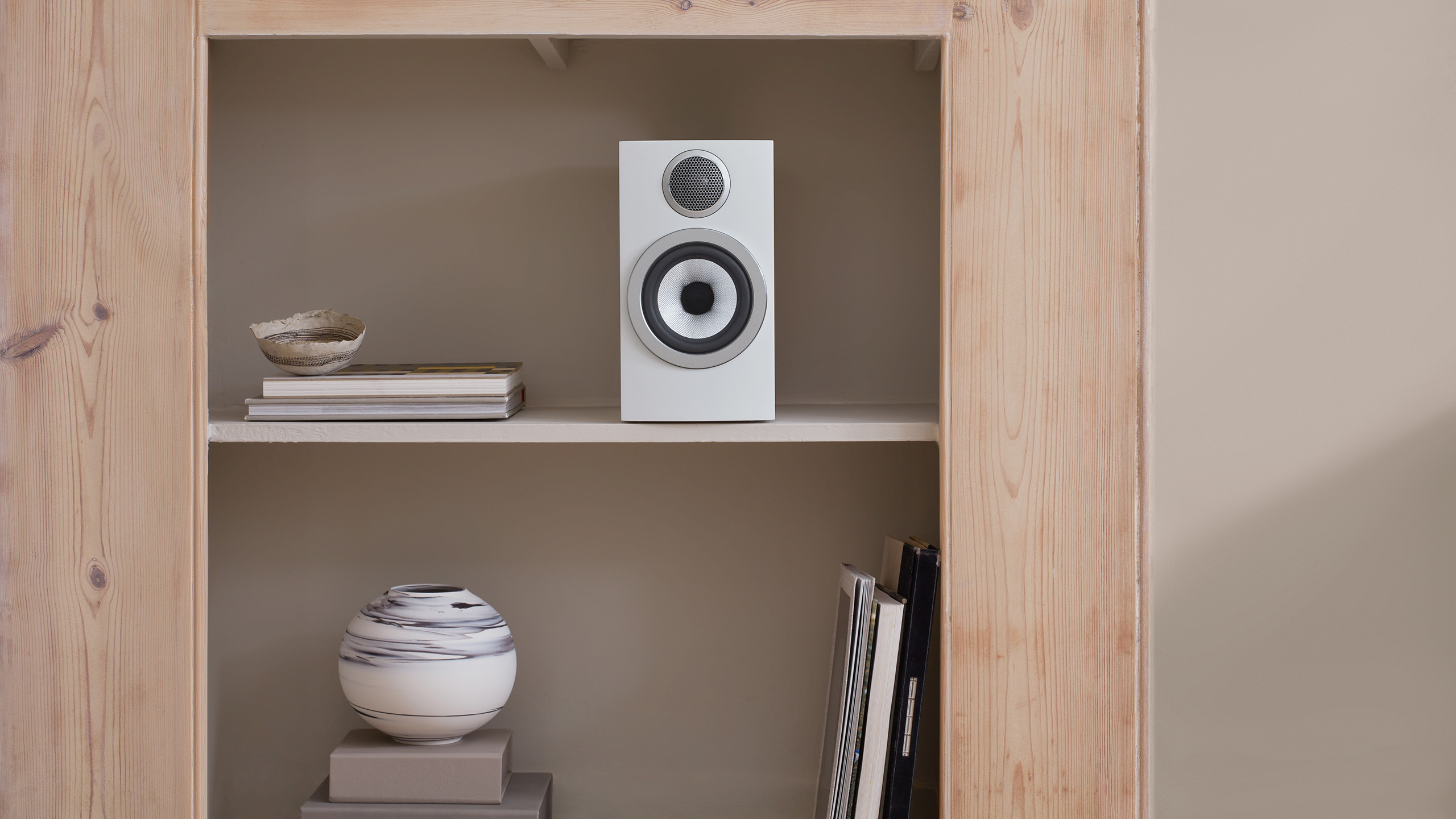 Bowers & Wilkins 707 S3 3 BW707S3WH L 1