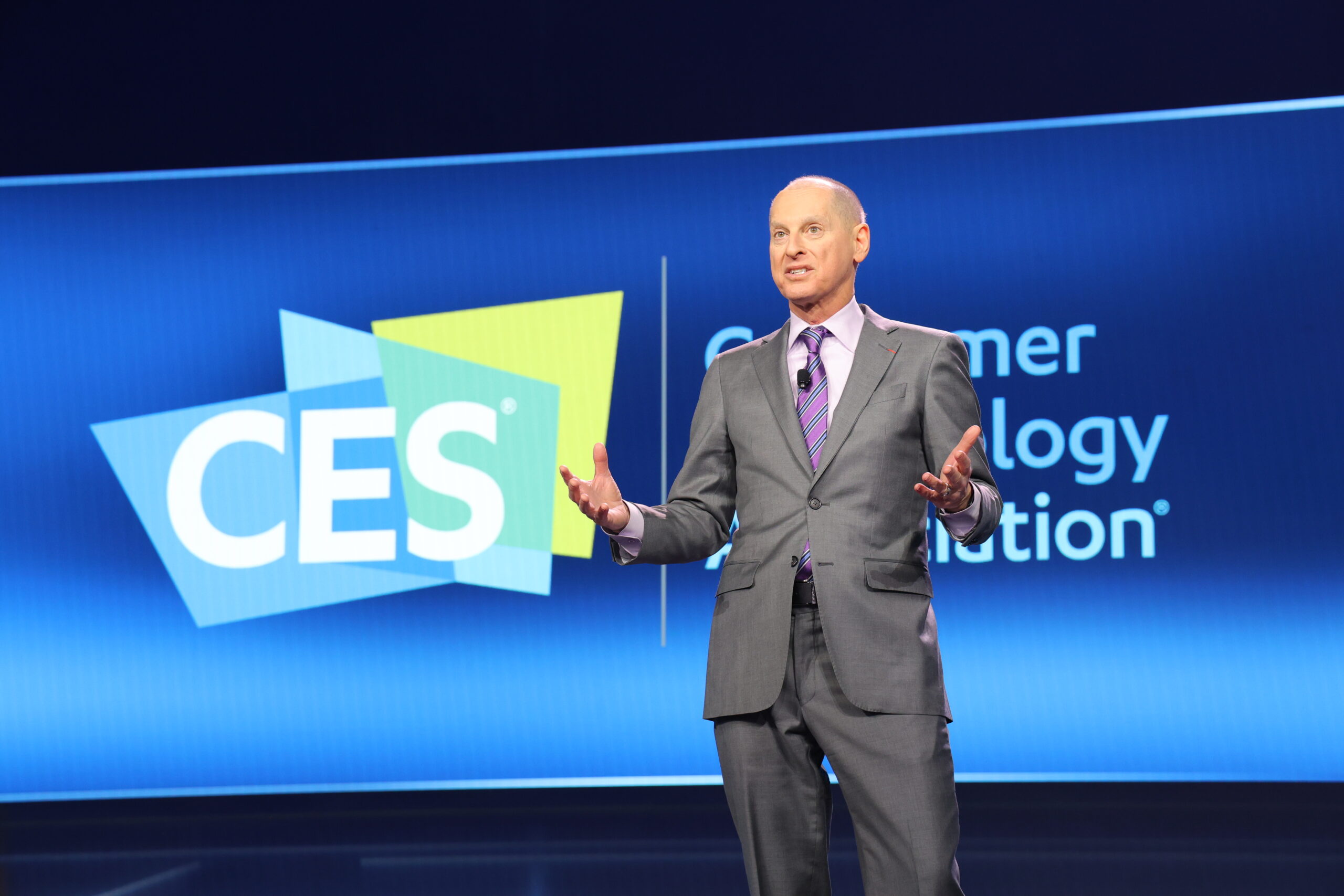 CES 2025 i Las Vegas: Det kan vi forvente 2 CTACEOGaryShapiroSpeakingatCESWalmartKeynote scaled