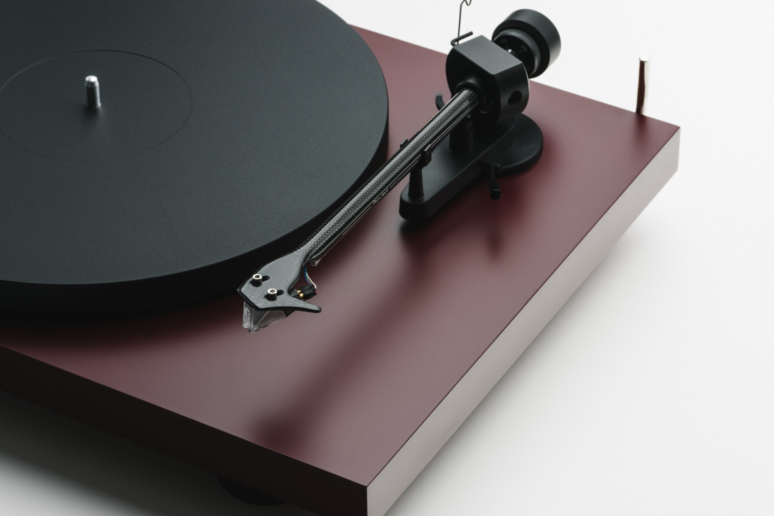 Pro-Ject Debut EVO 2 får sin debut 3 Debut EVO 2 Wine Red Tonearm scaled