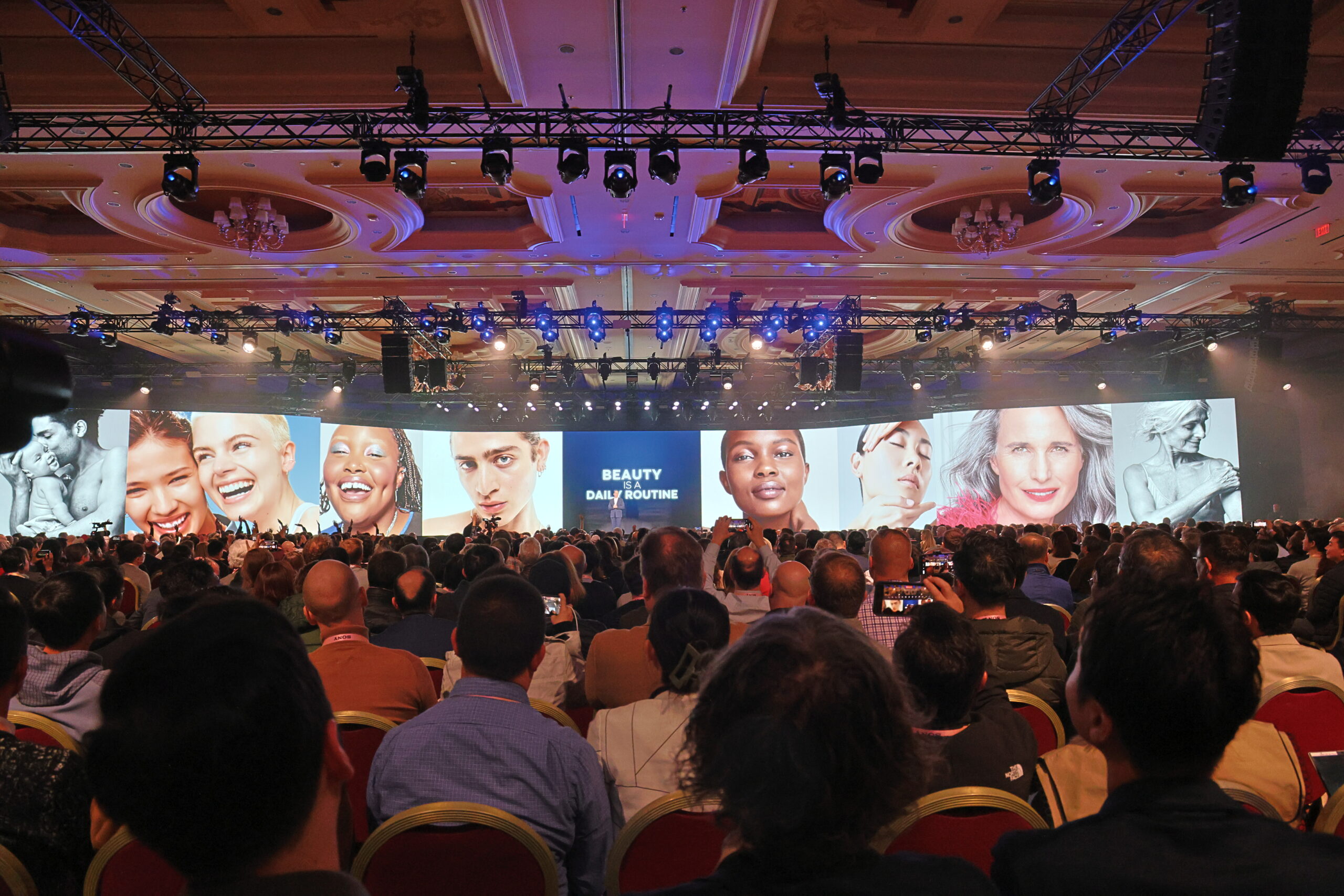 CES 2025 i Las Vegas: Det kan vi forvente 5 LOrealCEONicolasHieronimusSpeakingatCESLOrealkeynote 1 scaled