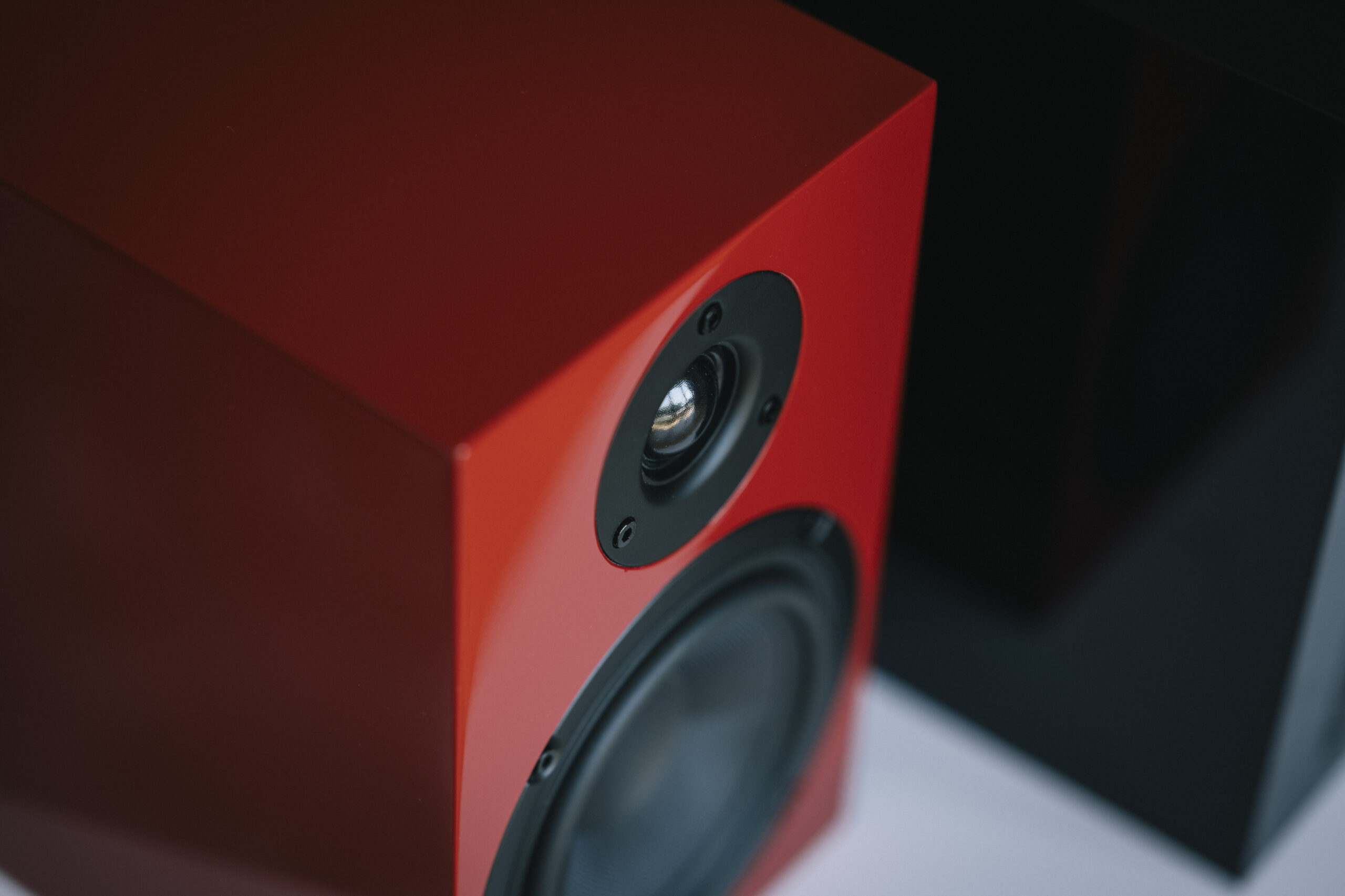 Pro-Ject Speaker Box 5 højttalere 3 SpeakerBox 5 E Red lifestyle 1 scaled