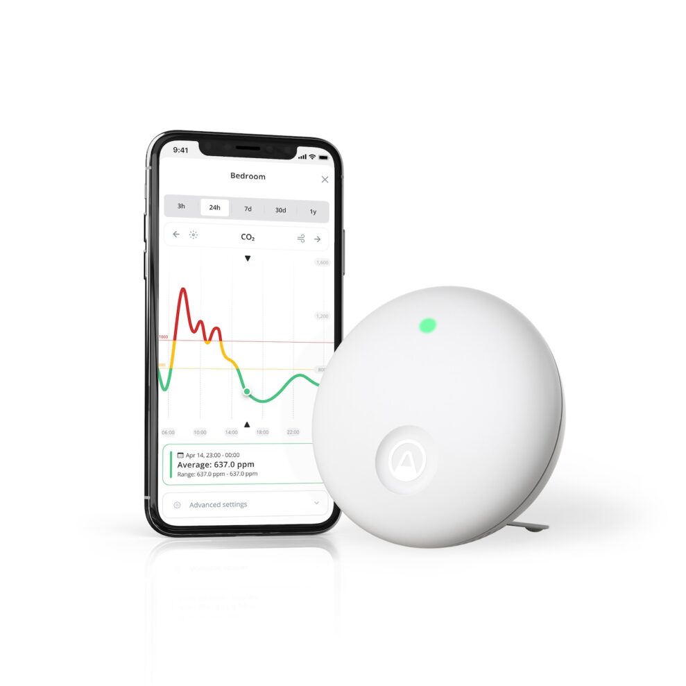 Airthings Wave Enhance Hero Image Main with App Light CO2 graph GLOW WEB