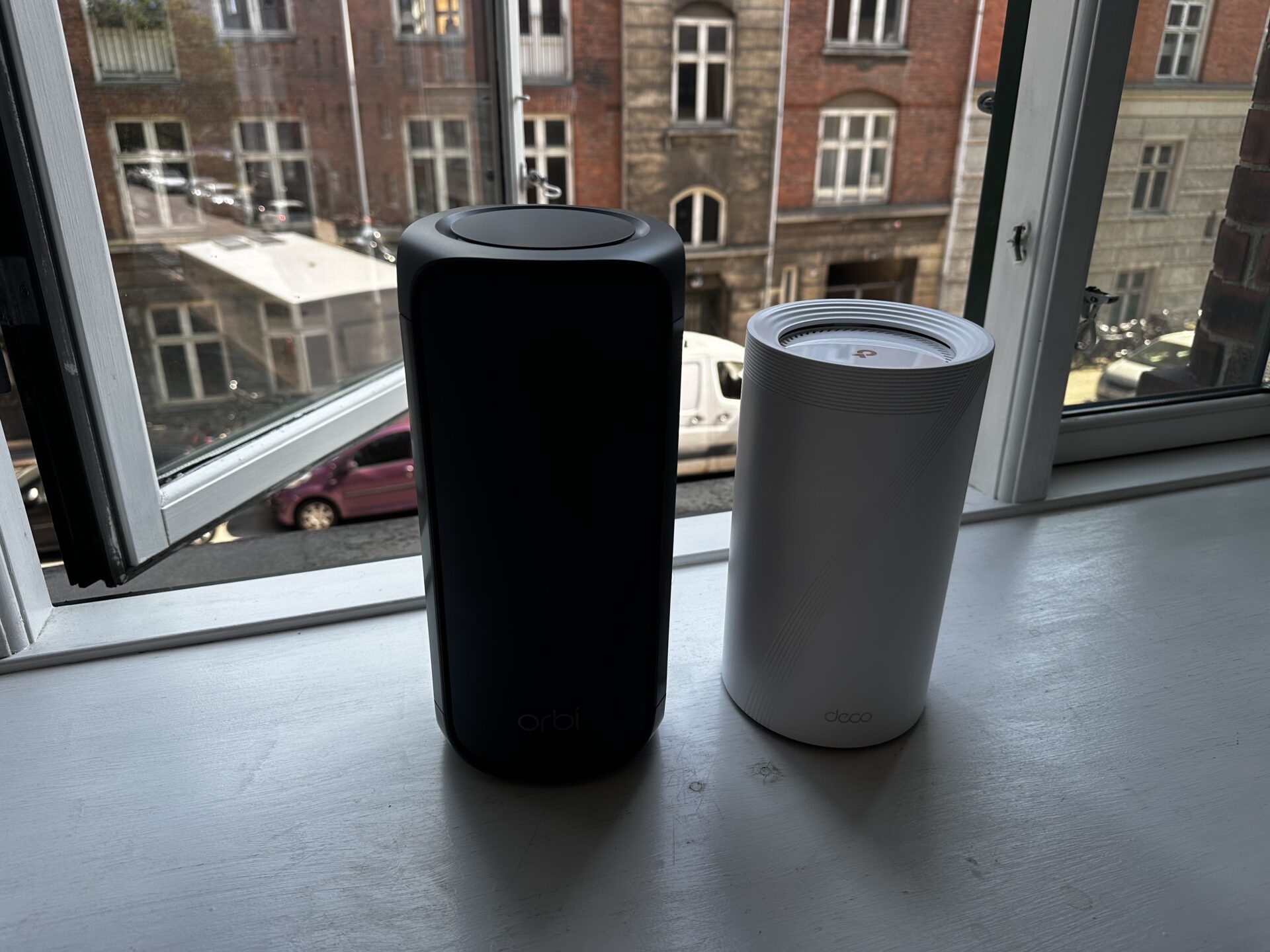 Hovedfoto TP link og Netgear mesh duel
