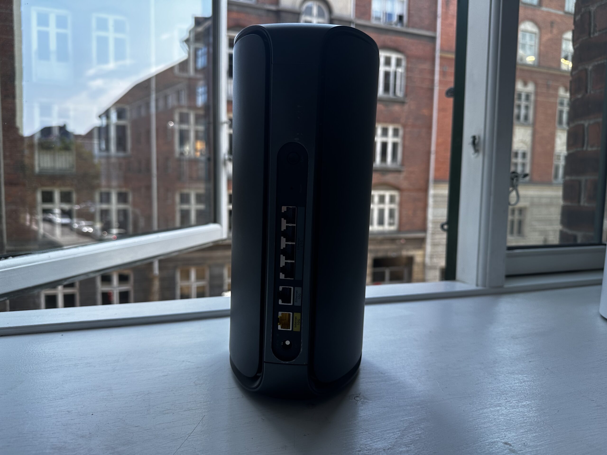 Netgear Orbi 970 (RBE973SB) 1 Netgear Orbi 979 bagside scaled