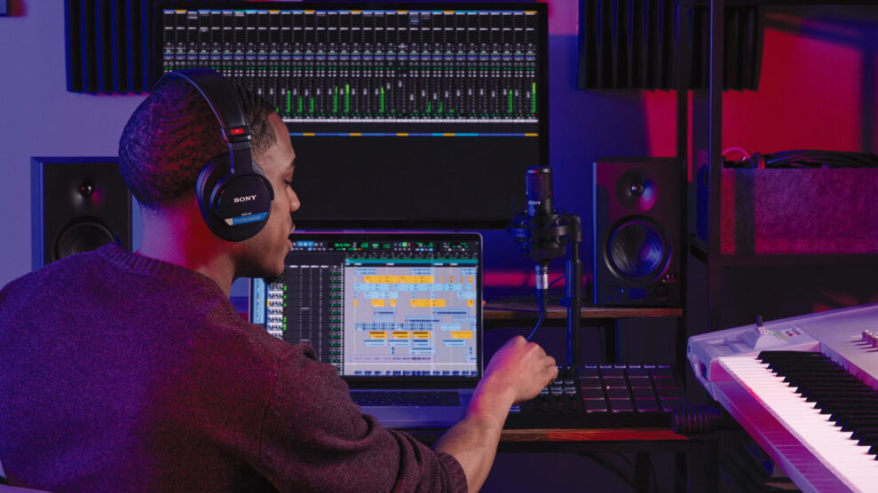 SONY-MDR-M1-lifestyle-3-scaled