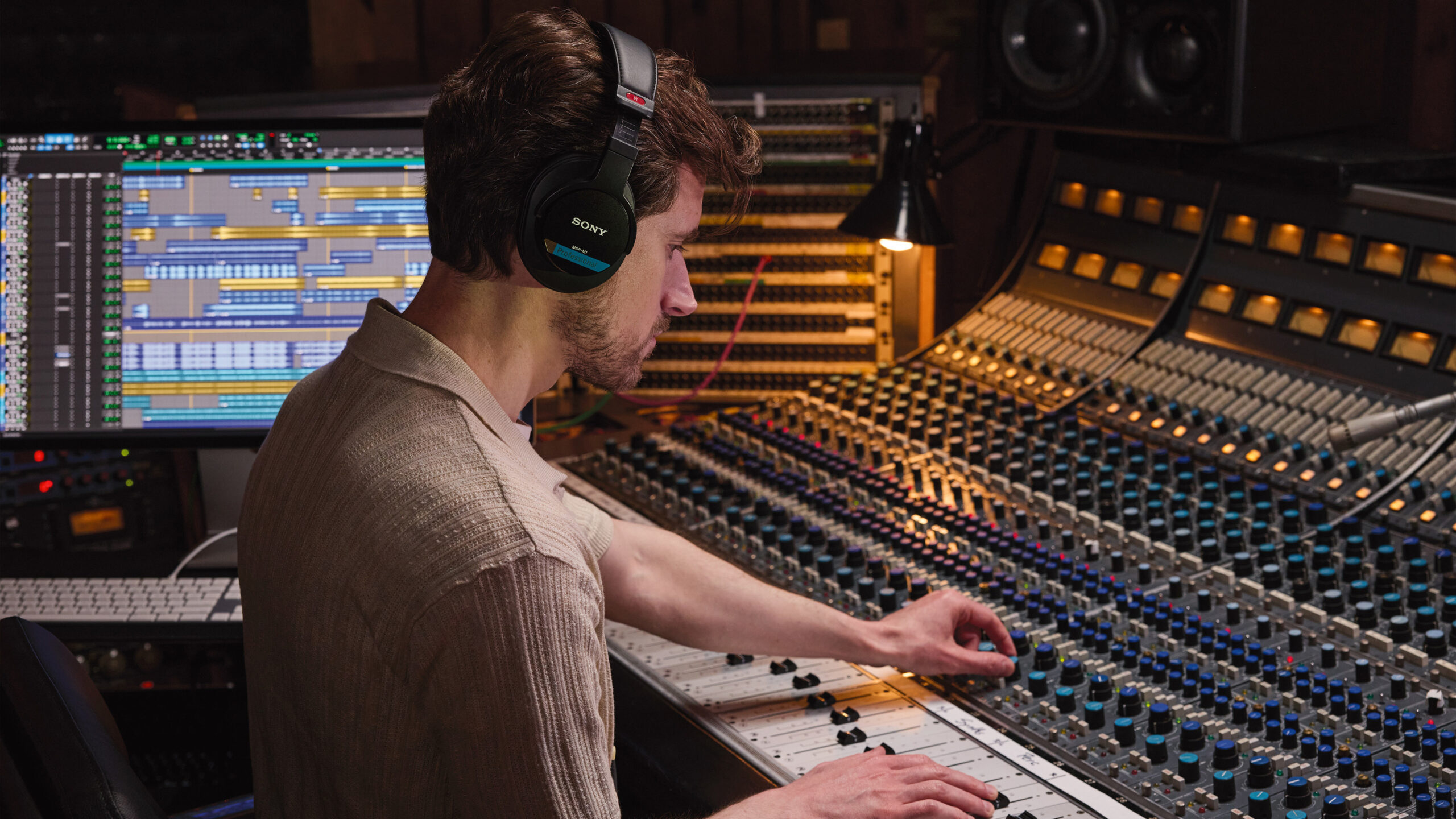 SONY MDR M1 lifestyle 4 scaled