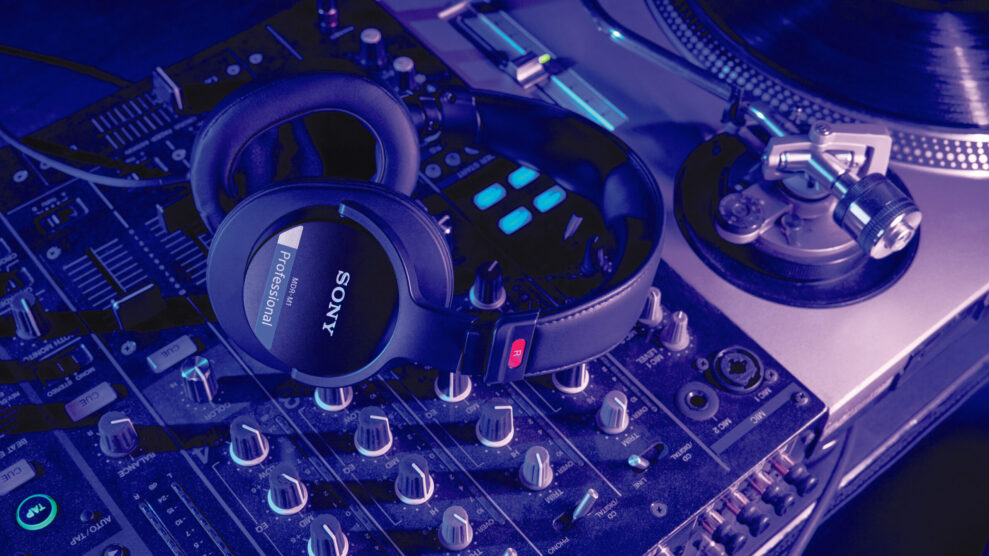 SONY-MDR-M1-lifestyle-6-scaled