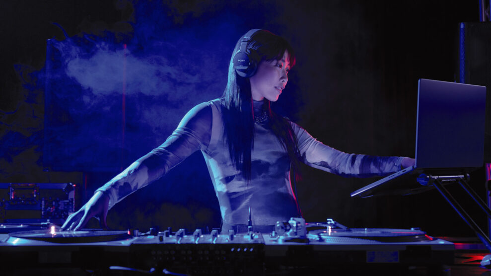 SONY-MDR-M1-lifestyle-7-scaled